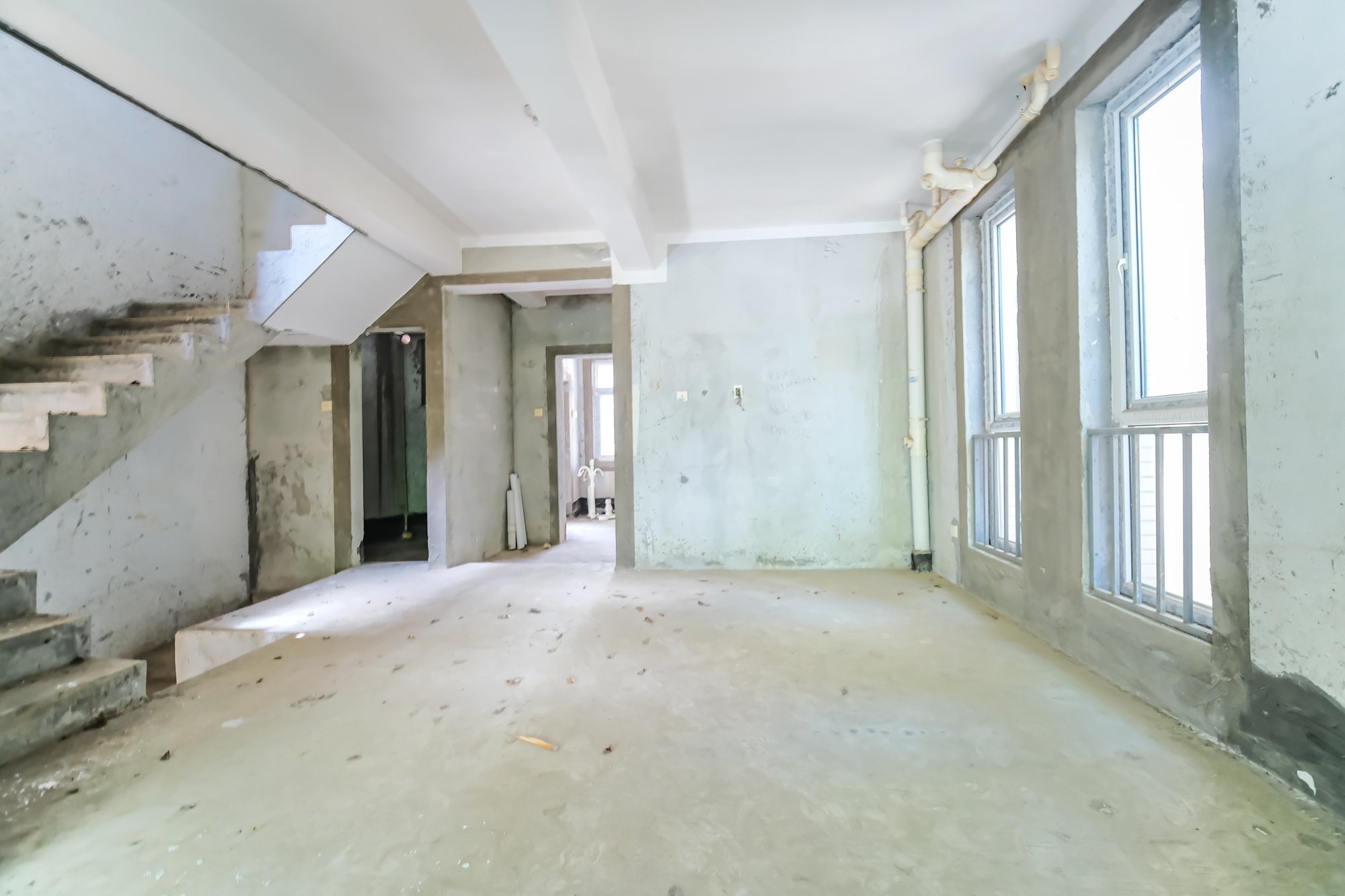 山水湾  6室2厅3卫    350.0万 山水湾  6室2厅3卫    350.0万客厅