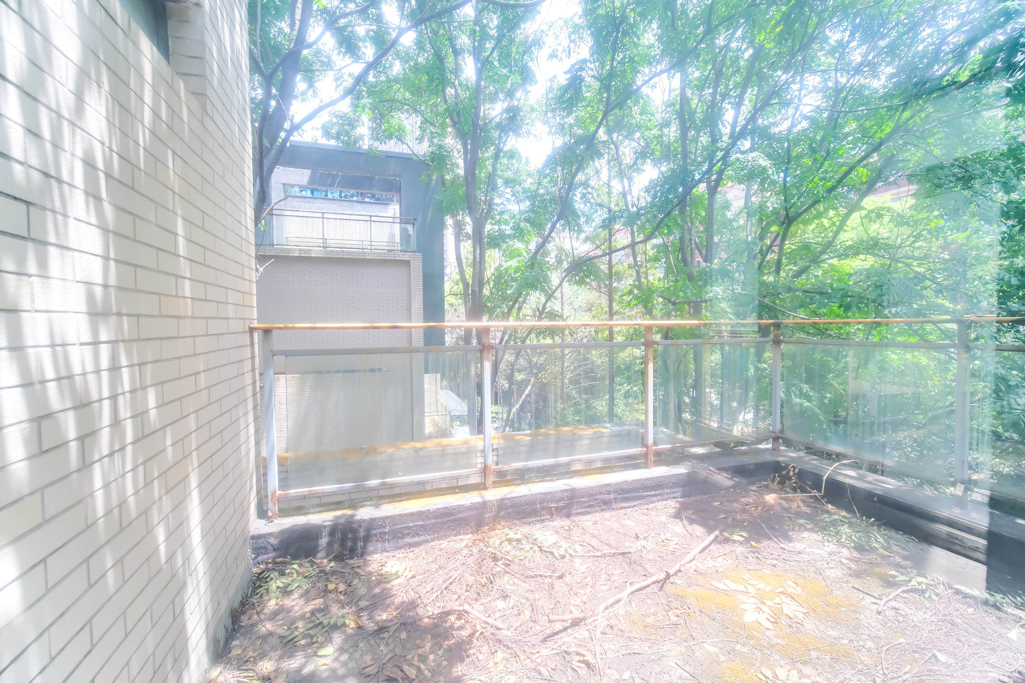 山水湾  6室2厅3卫    350.0万 山水湾  6室2厅3卫    350.0万阳台