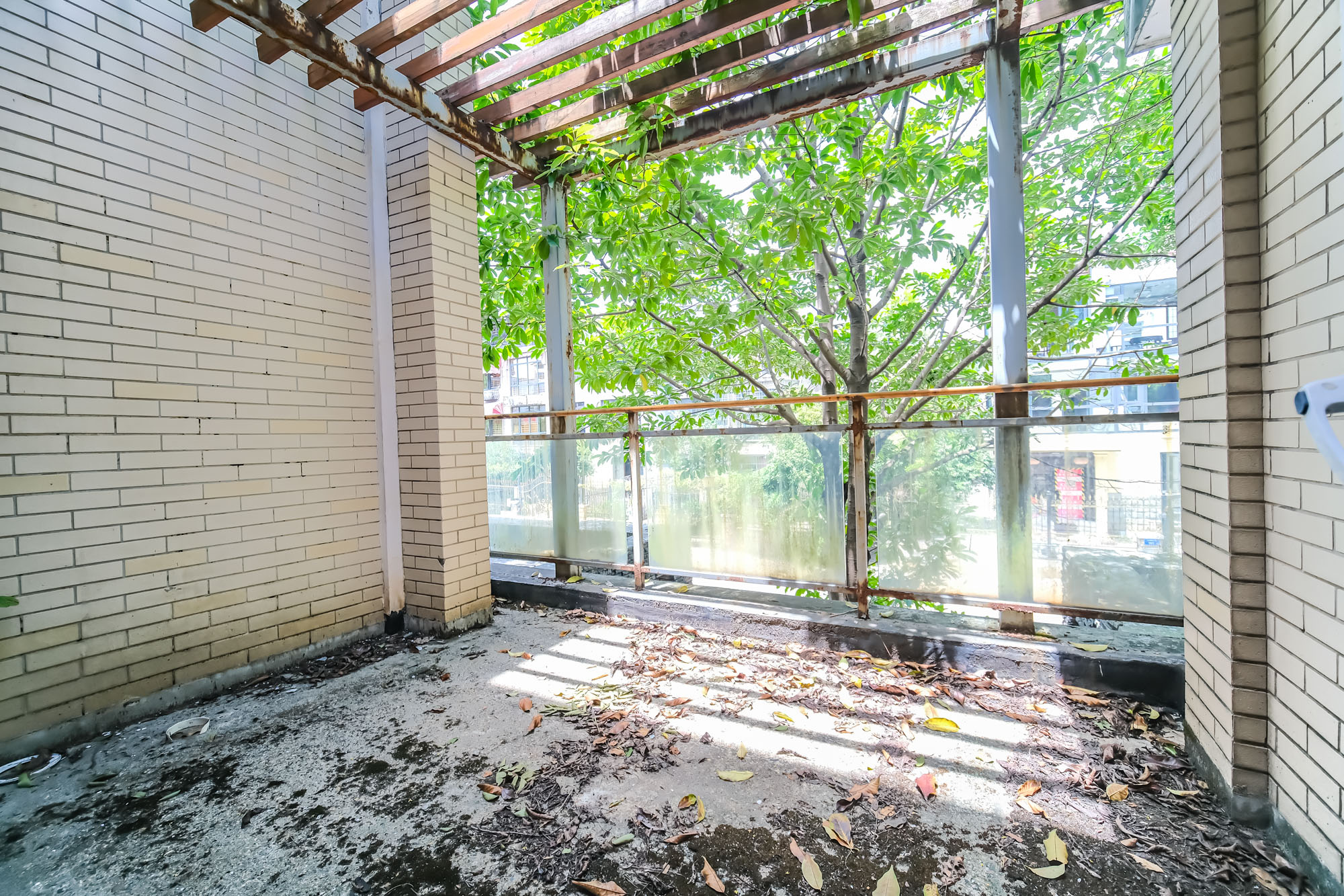 山水湾  6室2厅3卫    350.0万 山水湾  6室2厅3卫    350.0万阳台