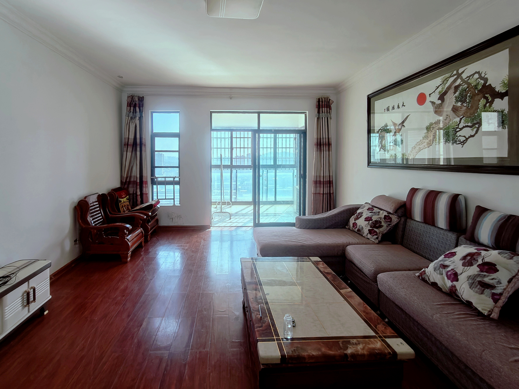 联诚国际城 3室2厅2卫 65.0万 联诚国际城 3室2厅2卫 65.0万客厅