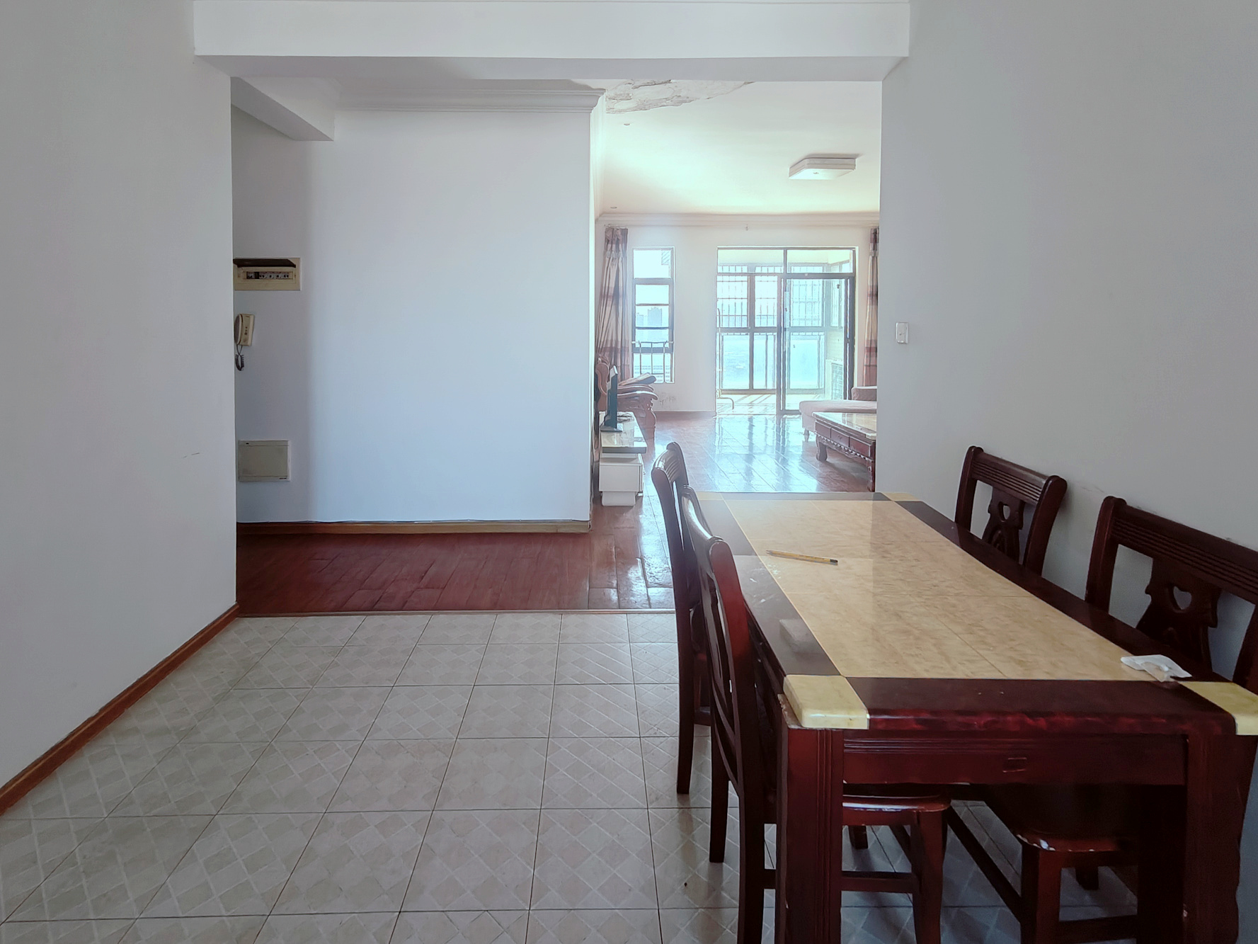 联诚国际城 3室2厅2卫 65.0万 联诚国际城 3室2厅2卫 65.0万客厅