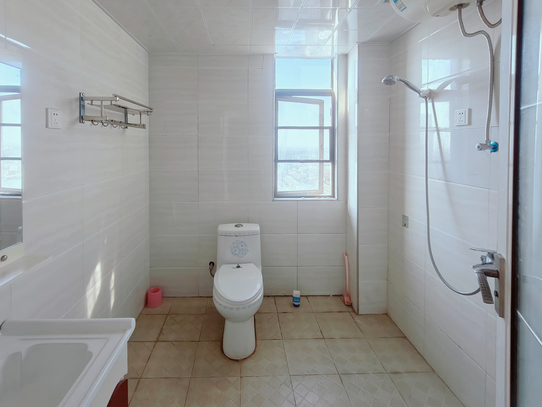 联诚国际城 3室2厅2卫 65.0万 联诚国际城 3室2厅2卫 65.0万卫生间