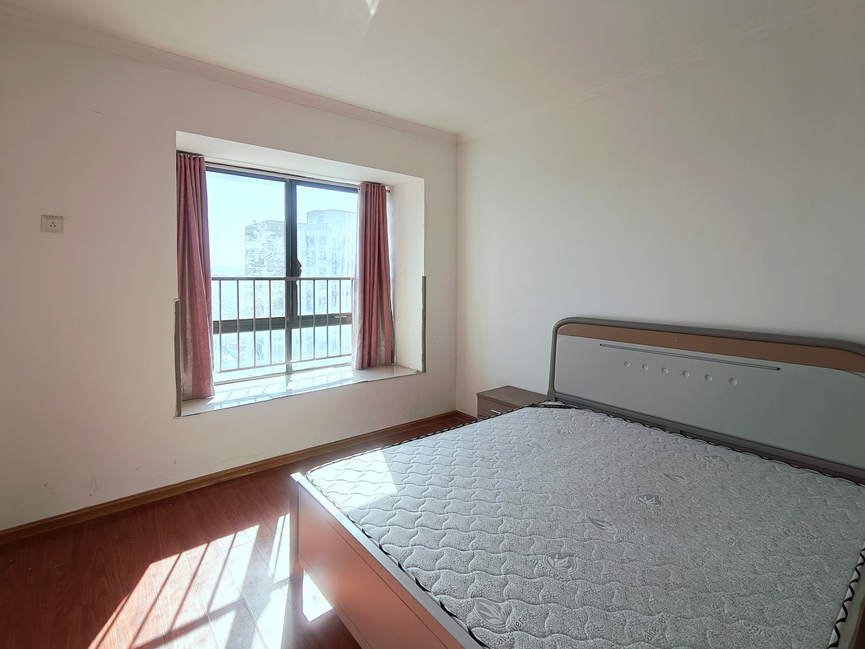 联诚国际城 3室2厅2卫 65.0万 联诚国际城 3室2厅2卫 65.0万卧室