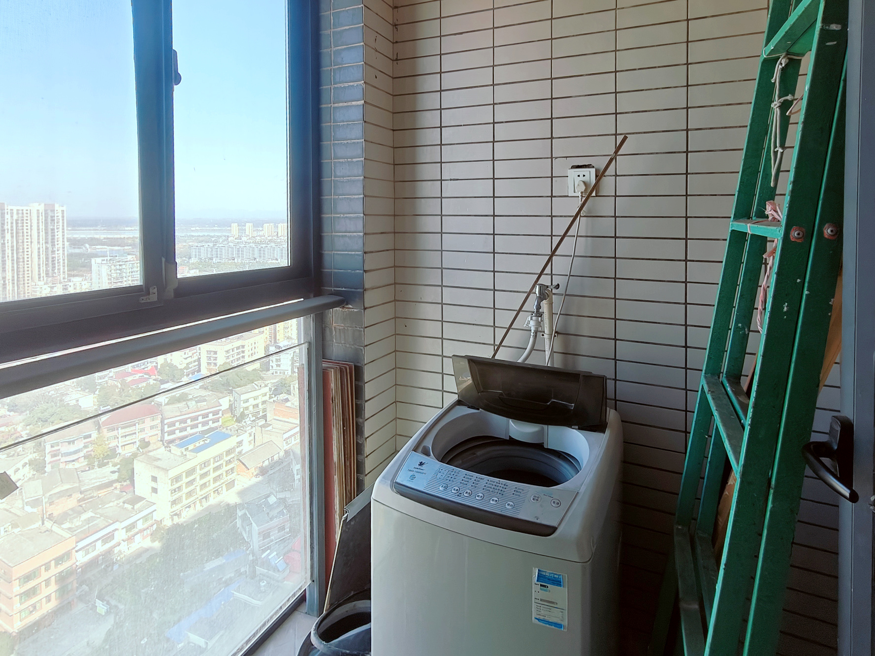 联诚国际城 3室2厅2卫 65.0万 联诚国际城 3室2厅2卫 65.0万阳台