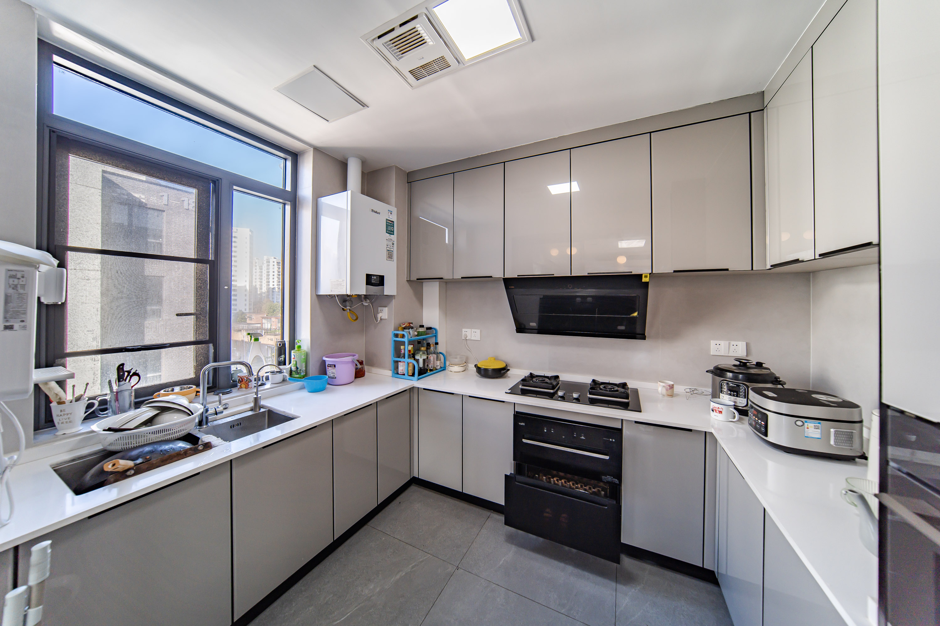 阳光100三期 5室2厅2卫 230.0万 阳光100三期 5室2厅2卫 230.0万厨房