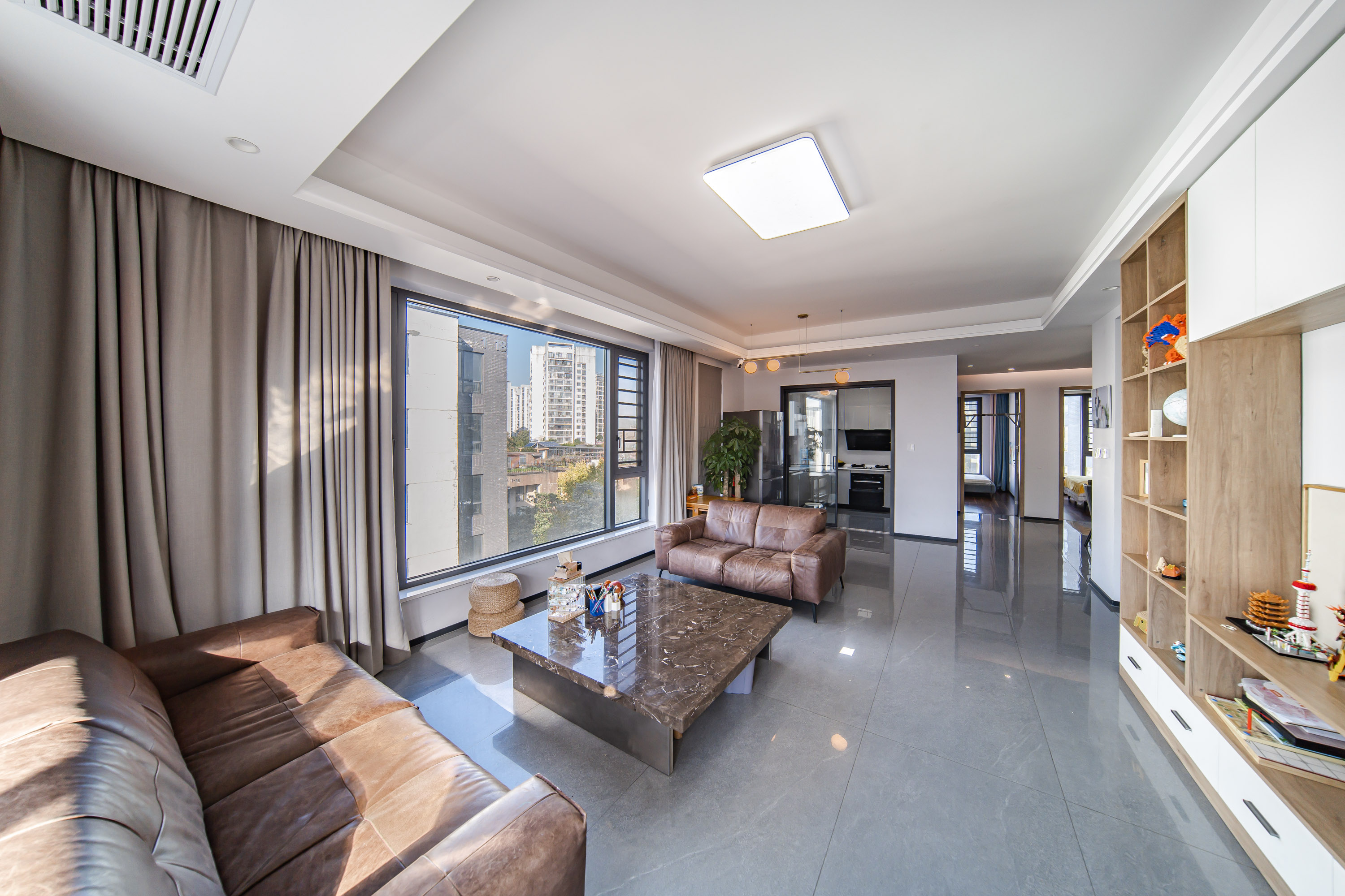 阳光100三期  5室2厅2卫    230.0万客厅