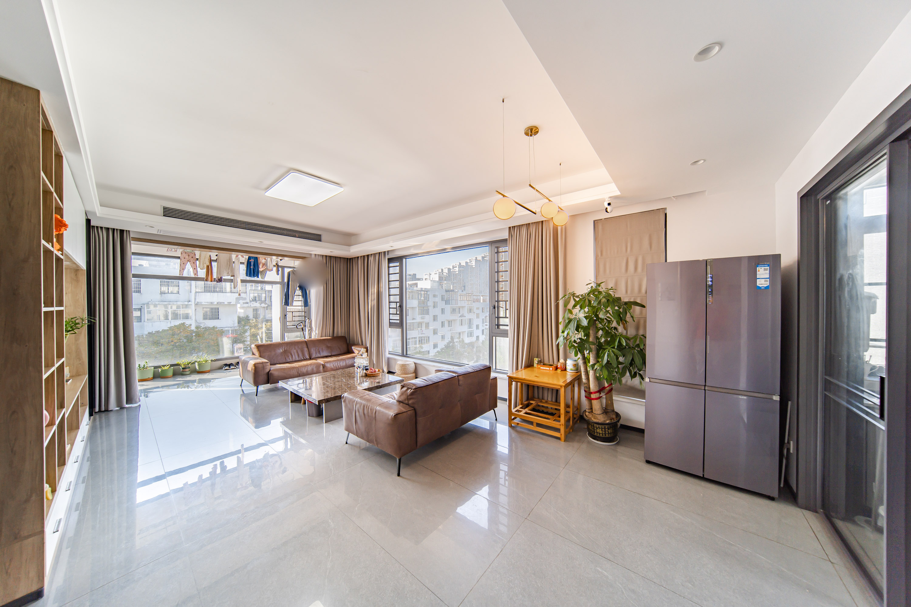 阳光100三期  5室2厅2卫    230.0万客厅