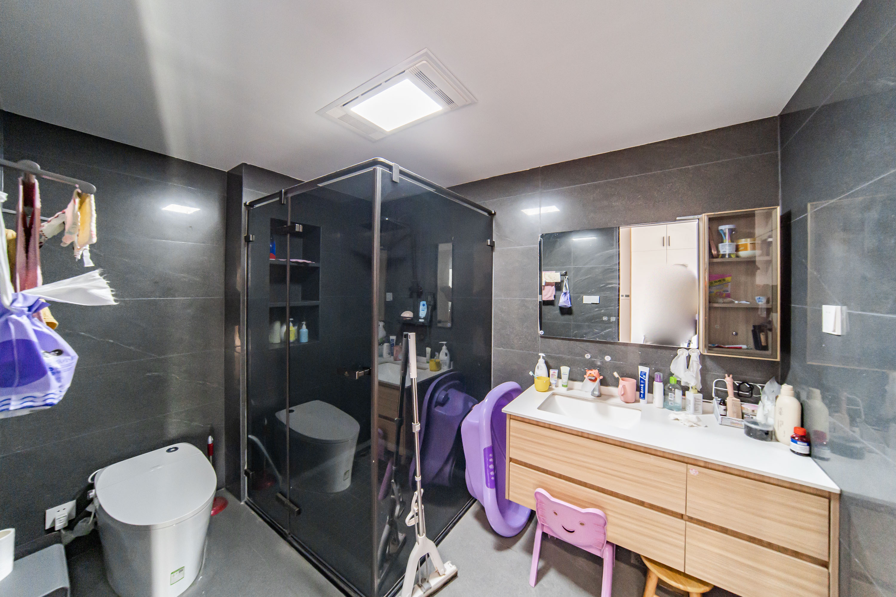 阳光100三期  5室2厅2卫    230.0万卫生间