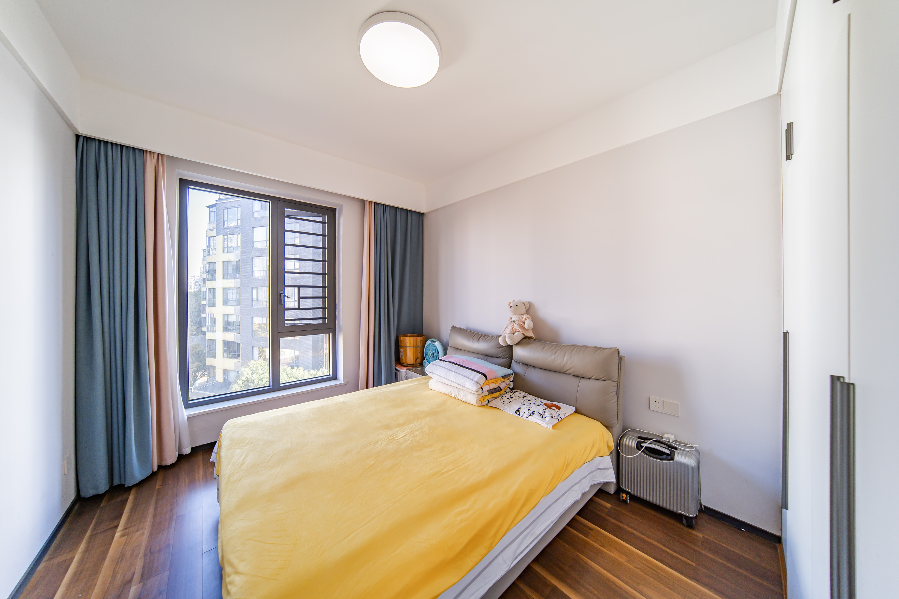 阳光100三期 5室2厅2卫 230.0万 阳光100三期 5室2厅2卫 230.0万卧室