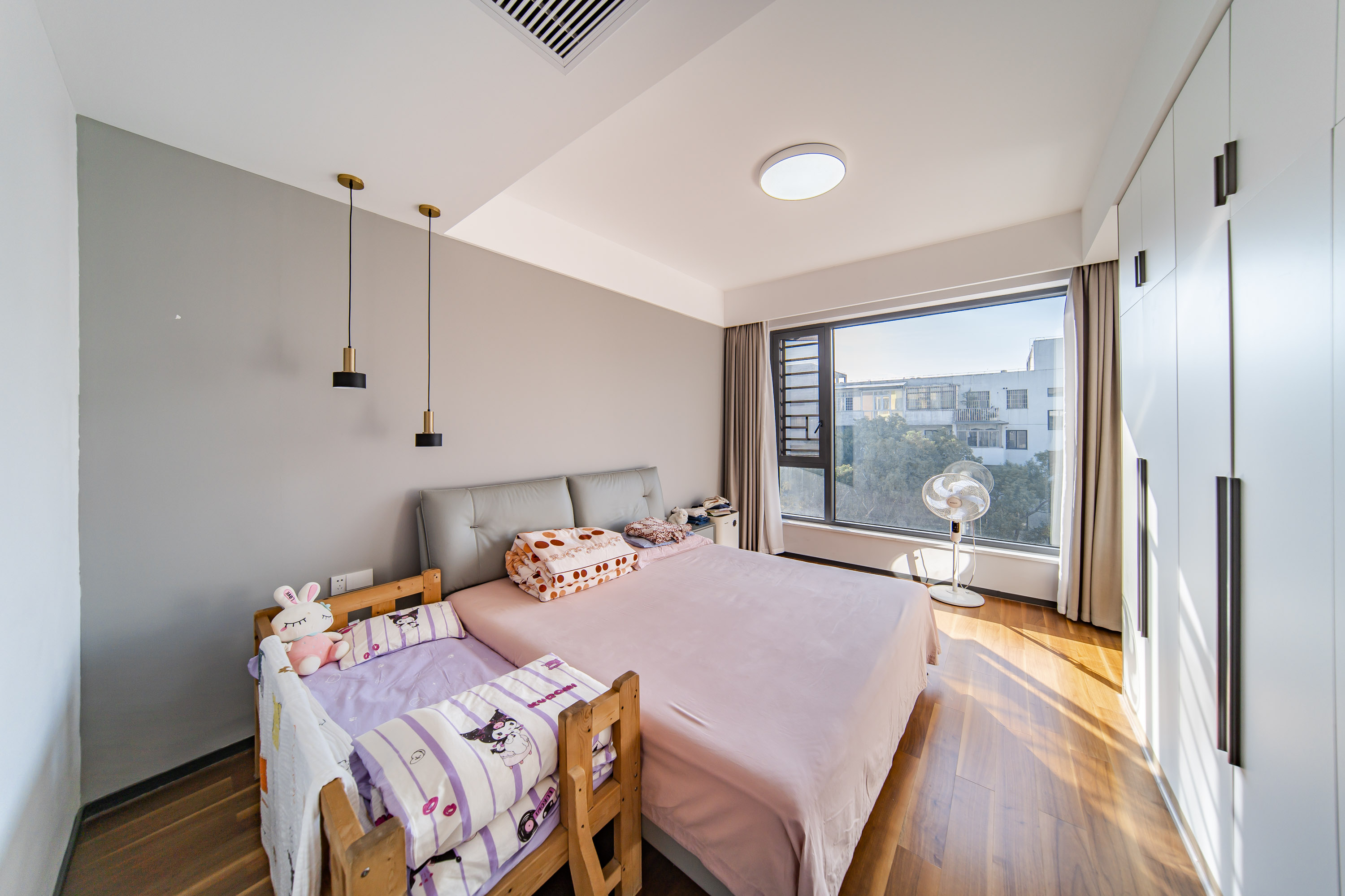 阳光100三期  5室2厅2卫    230.0万卧室