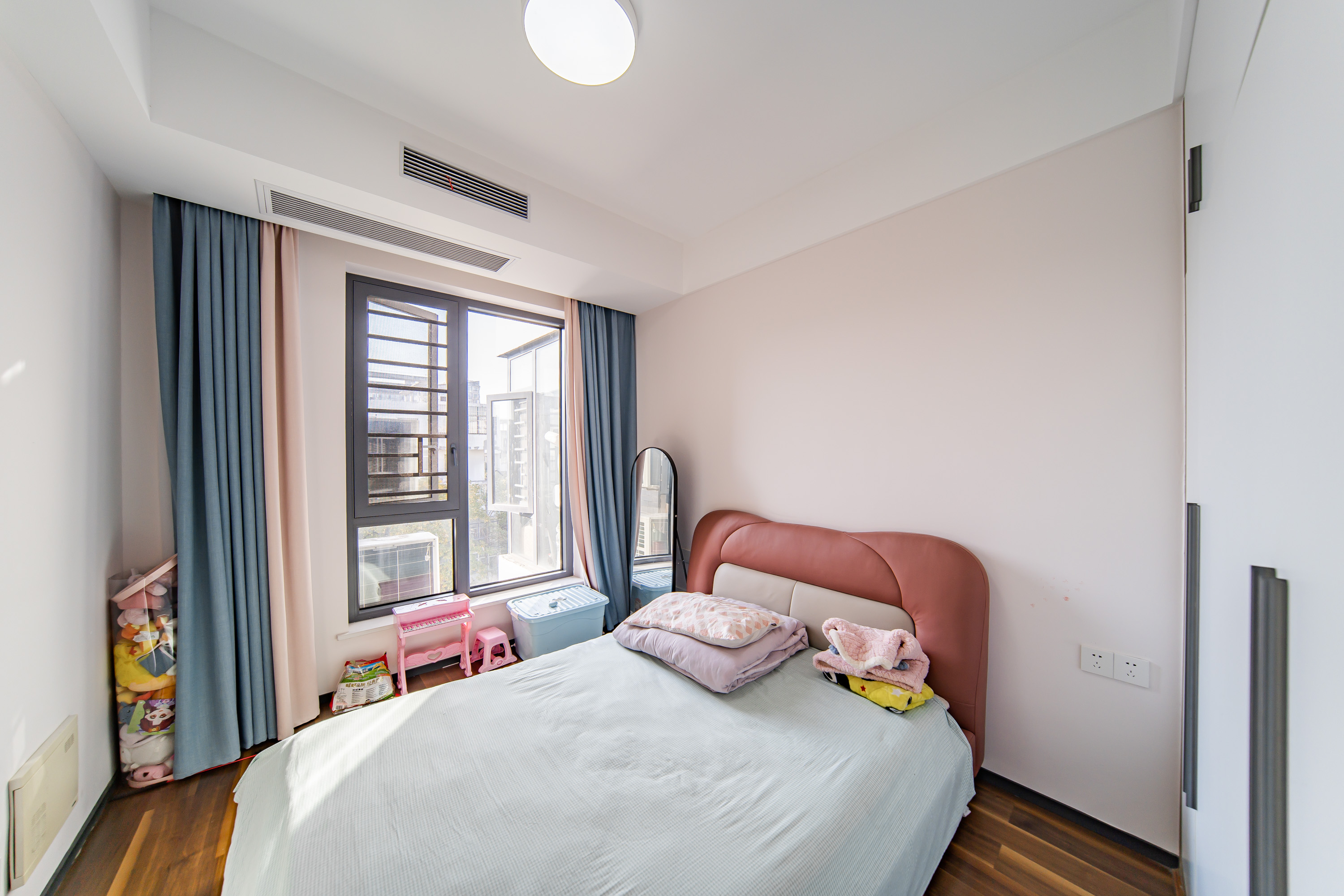 阳光100三期  5室2厅2卫    230.0万卧室