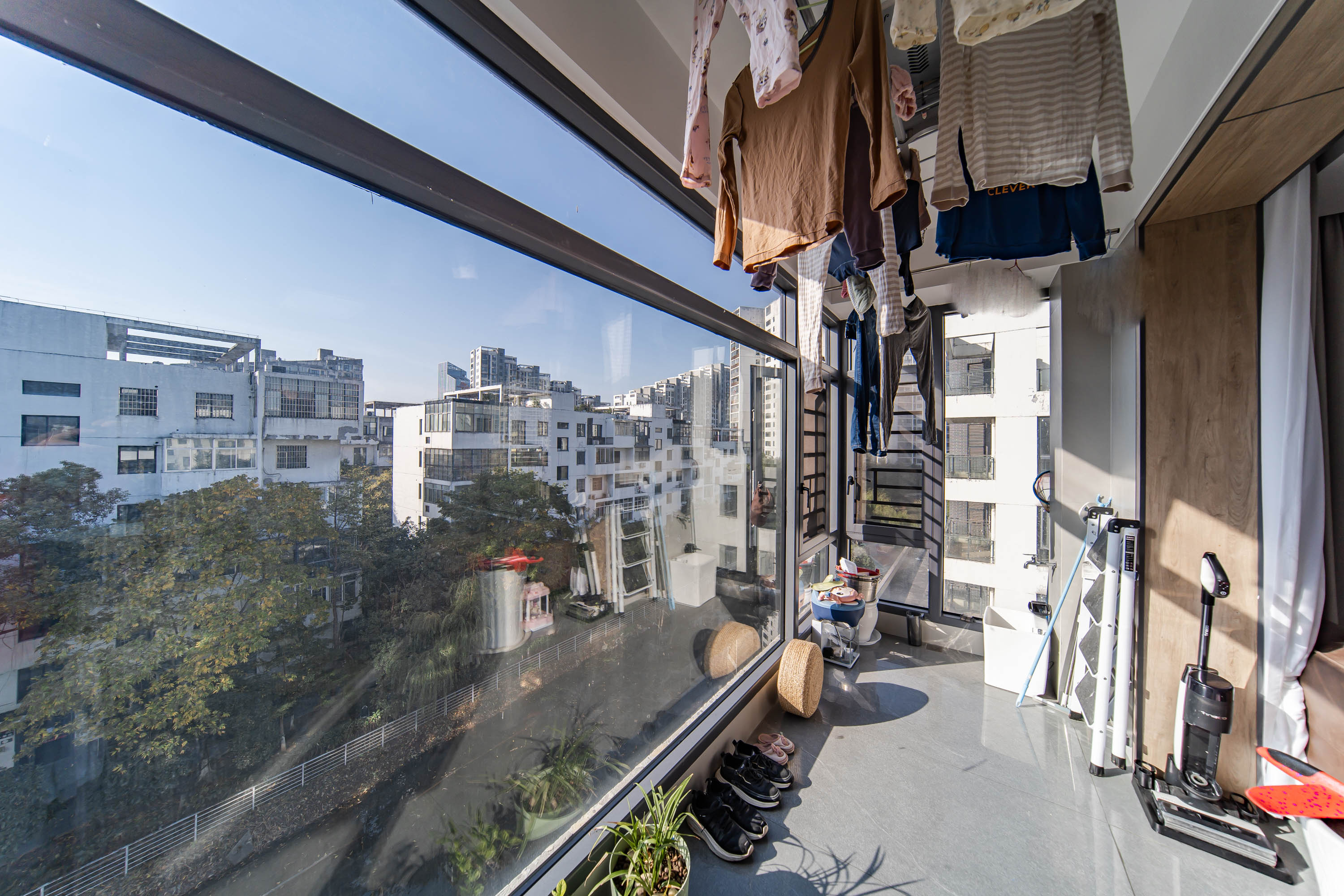 阳光100三期  5室2厅2卫    230.0万阳台