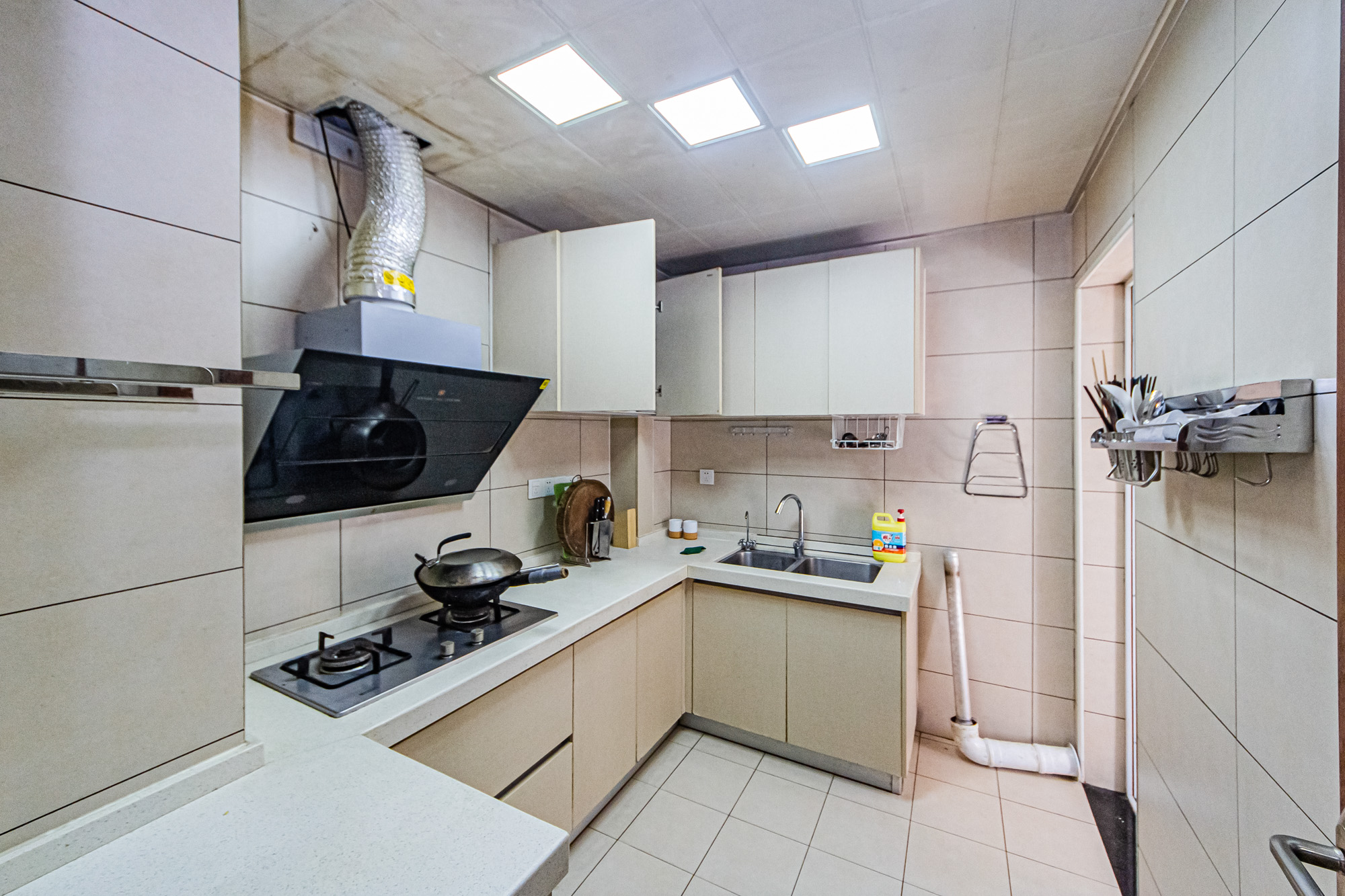 万国城(当代满庭春MOMA)三期  4室2厅2卫    128.0万 万国城(当代满庭春MOMA)三期  4室2厅2卫    128.0万厨房