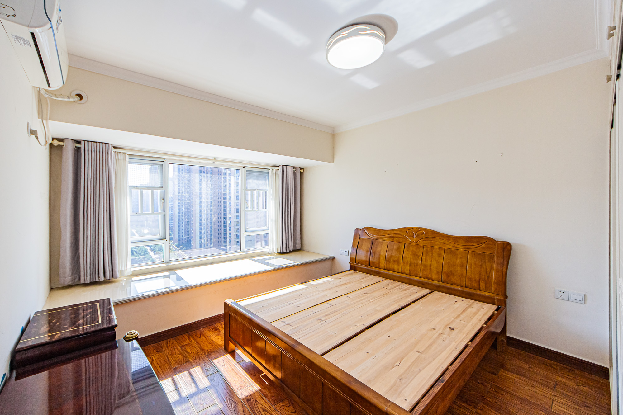 万国城(当代满庭春MOMA)三期  4室2厅2卫    128.0万 万国城(当代满庭春MOMA)三期  4室2厅2卫    128.0万卧室