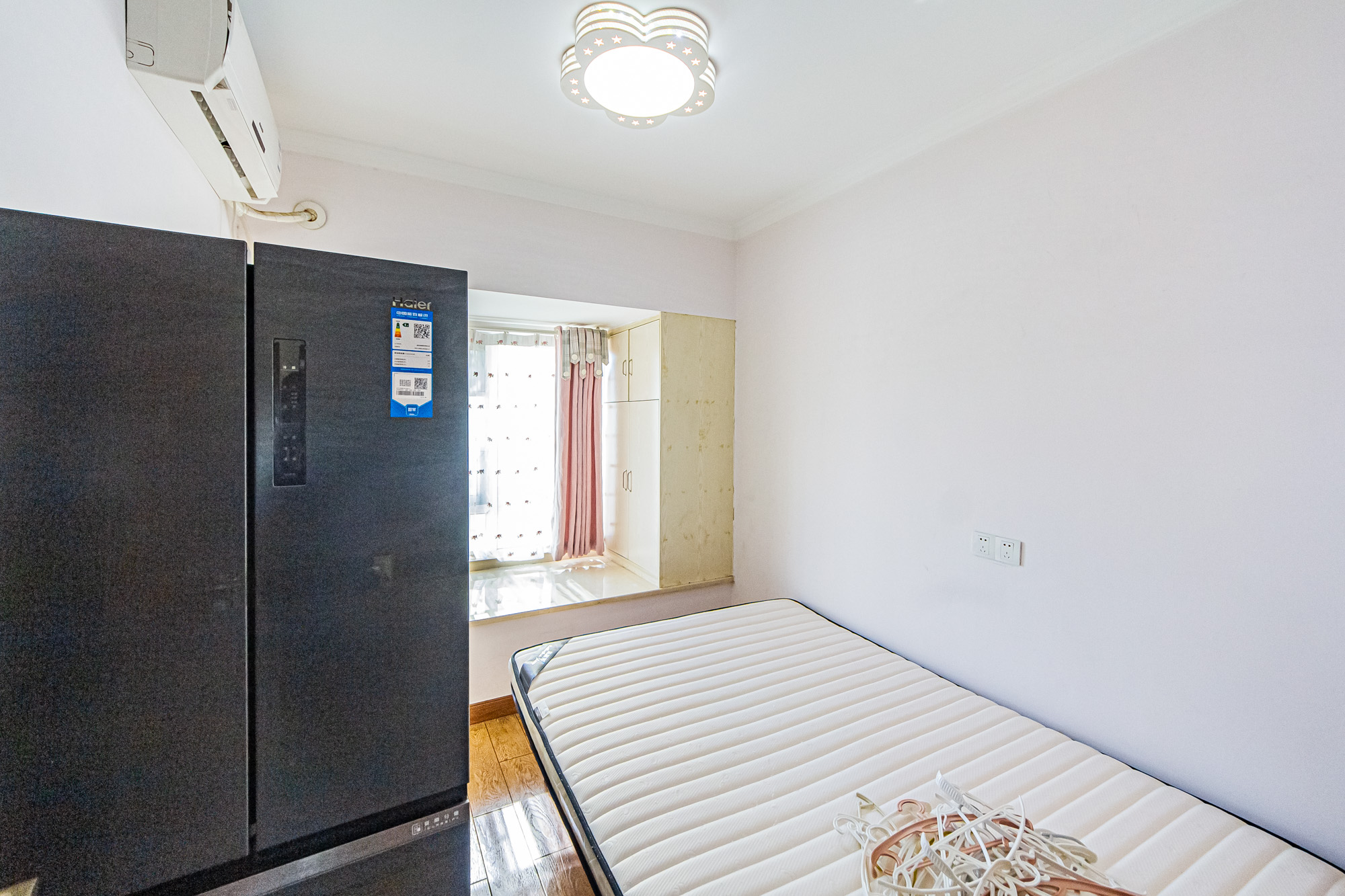 万国城(当代满庭春MOMA)三期  4室2厅2卫    128.0万 万国城(当代满庭春MOMA)三期  4室2厅2卫    128.0万卧室