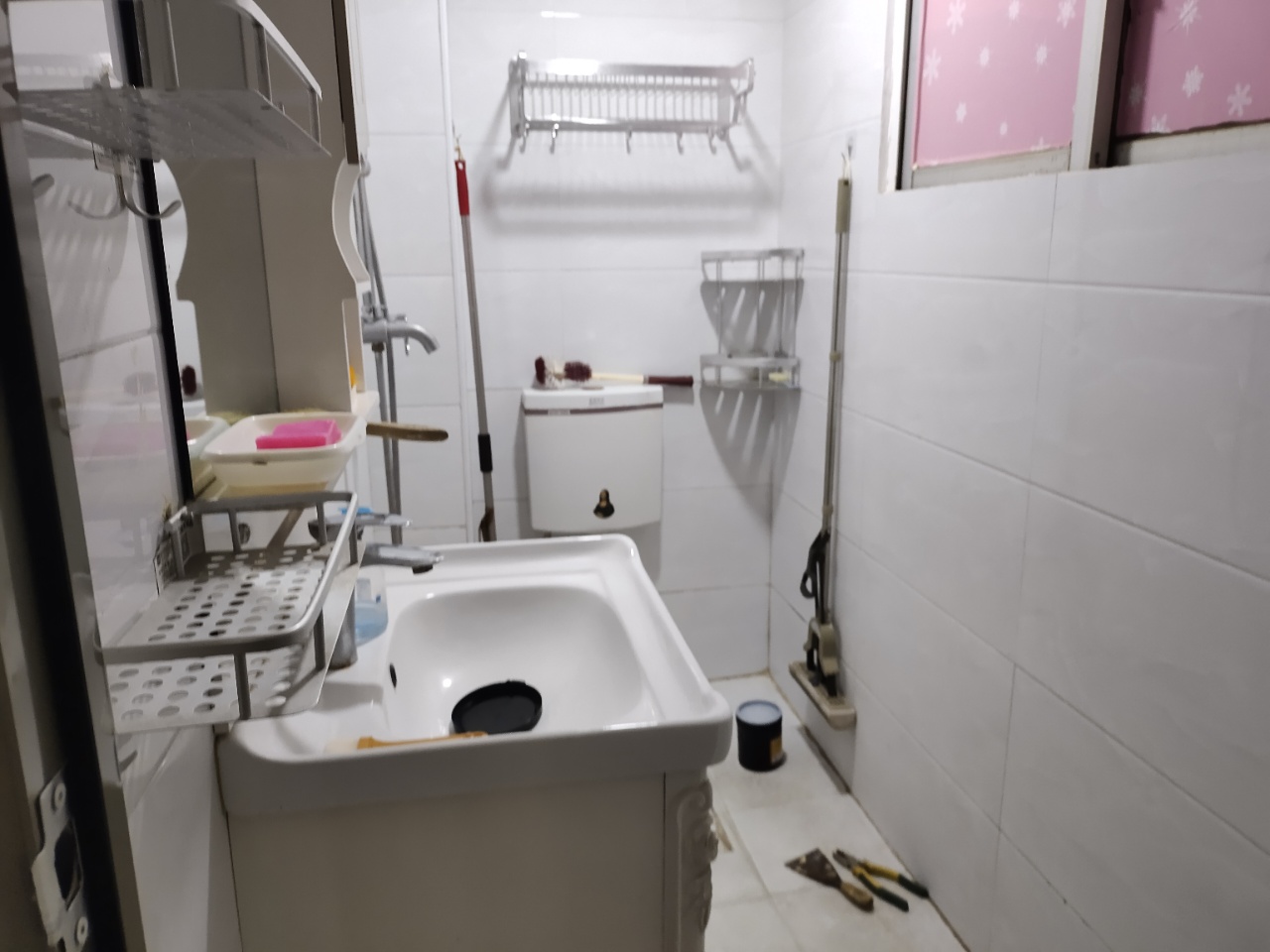 红港路综合楼 2室1厅1卫 1000.0元/月 红港路综合楼 2室1厅1卫 1000.0元/月室内图