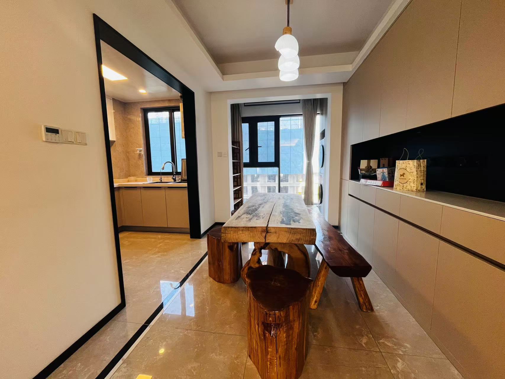 龙湖铂金中心(龙湖春江郦城)  4室2厅2卫    7000.0元/月 龙湖铂金中心(龙湖春江郦城)  4室2厅2卫    7000.0元/月室内图1