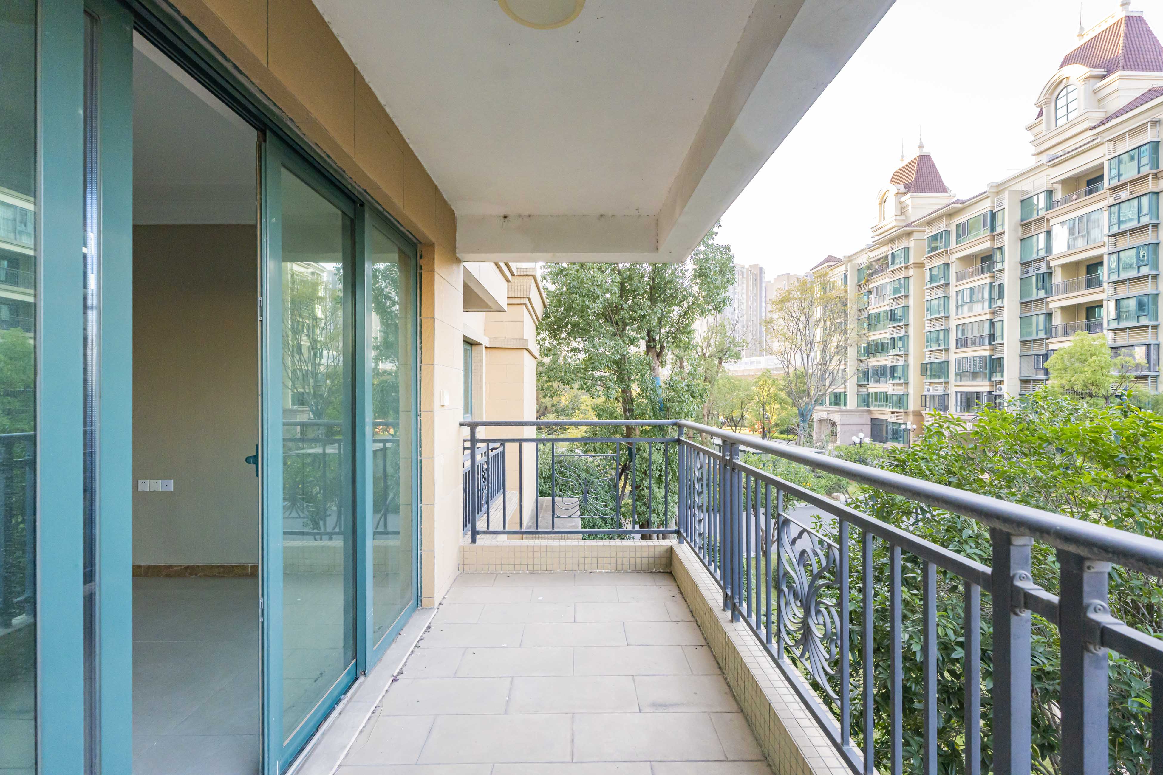 恒大雅苑  3室2厅2卫    116.0万阳台