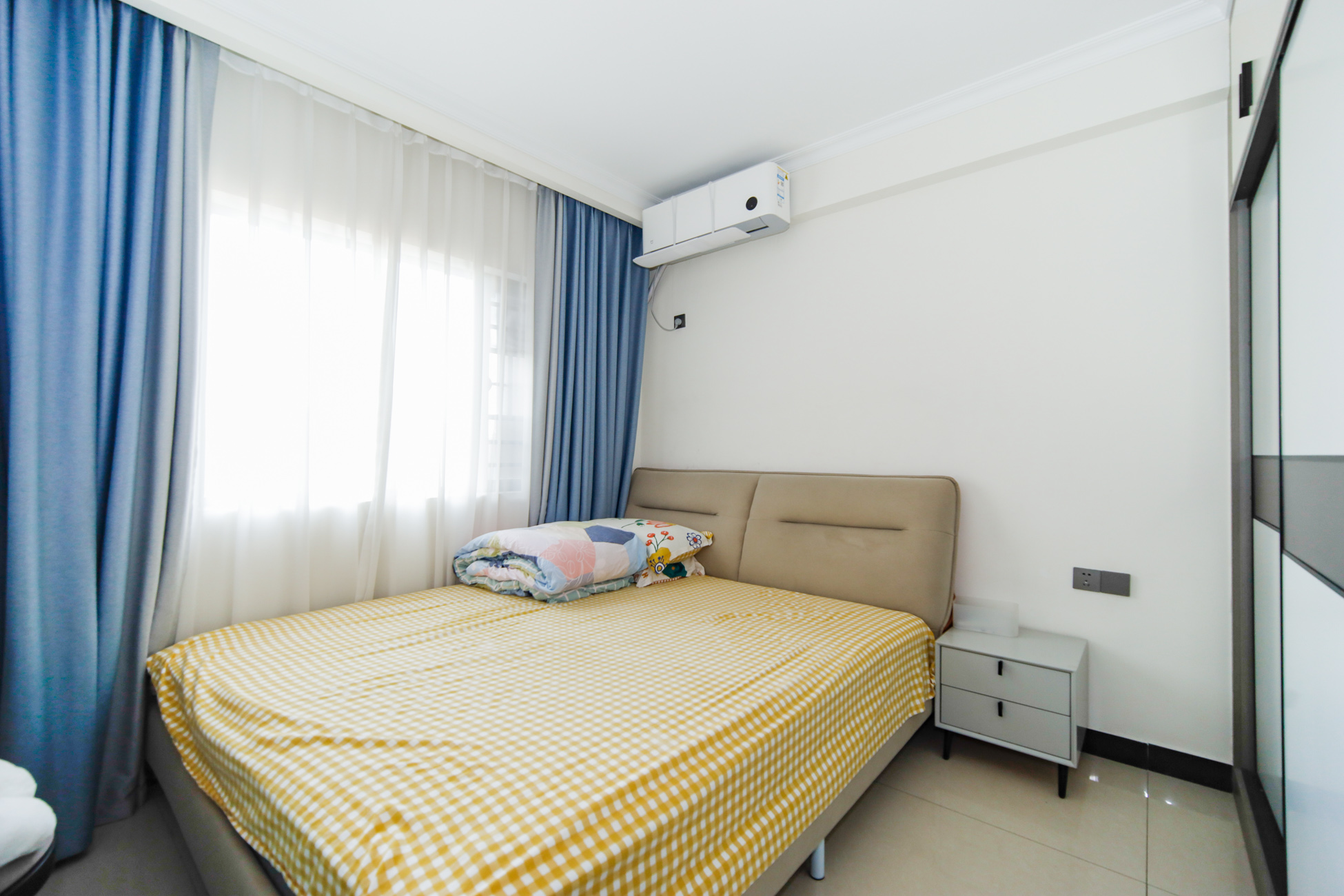 上海城小区  4室2厅2卫   145.00万卧室