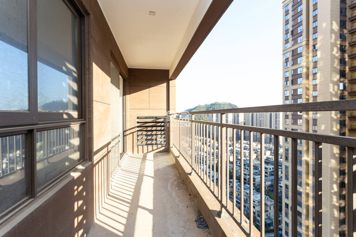 龙湖璟宸原著(龙湖紫宸) 3室2厅2卫 80.0万 龙湖璟宸原著(龙湖紫宸) 3室2厅2卫 80.0万阳台