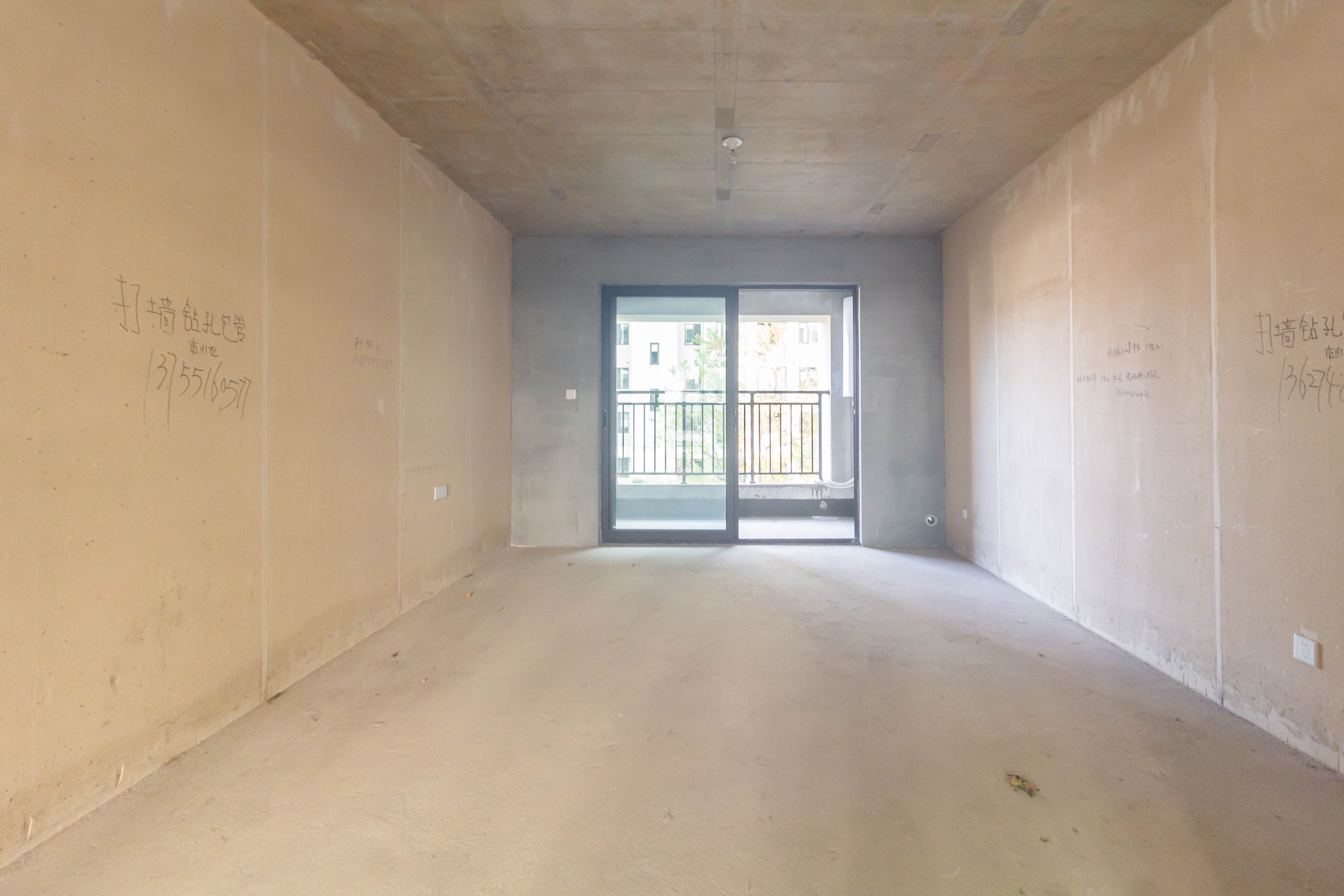 新城恒伟汇隽风华 4室2厅2卫 85.0万 新城恒伟汇隽风华 4室2厅2卫 85.0万客厅