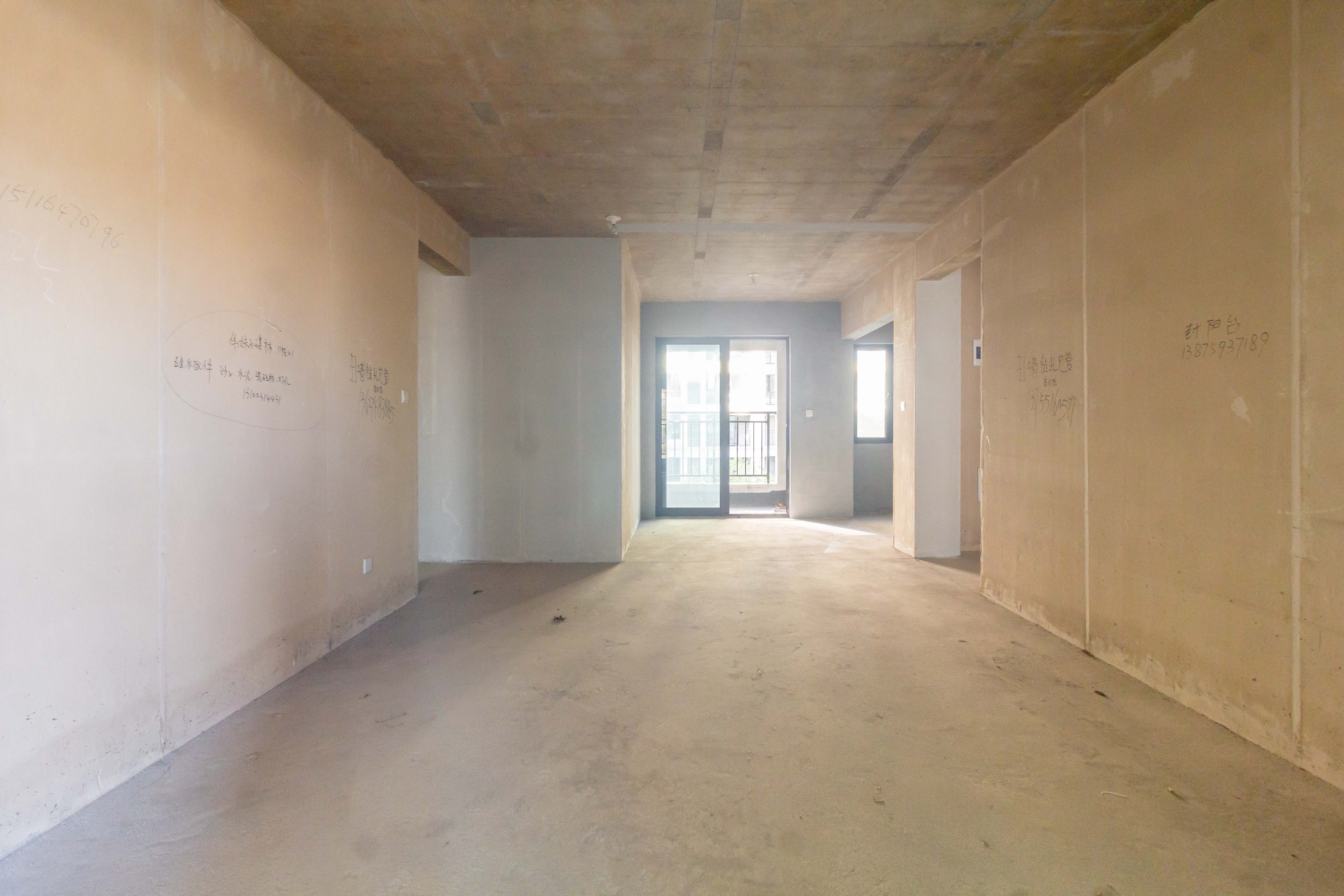 新城恒伟汇隽风华  4室2厅2卫    85.0万客厅