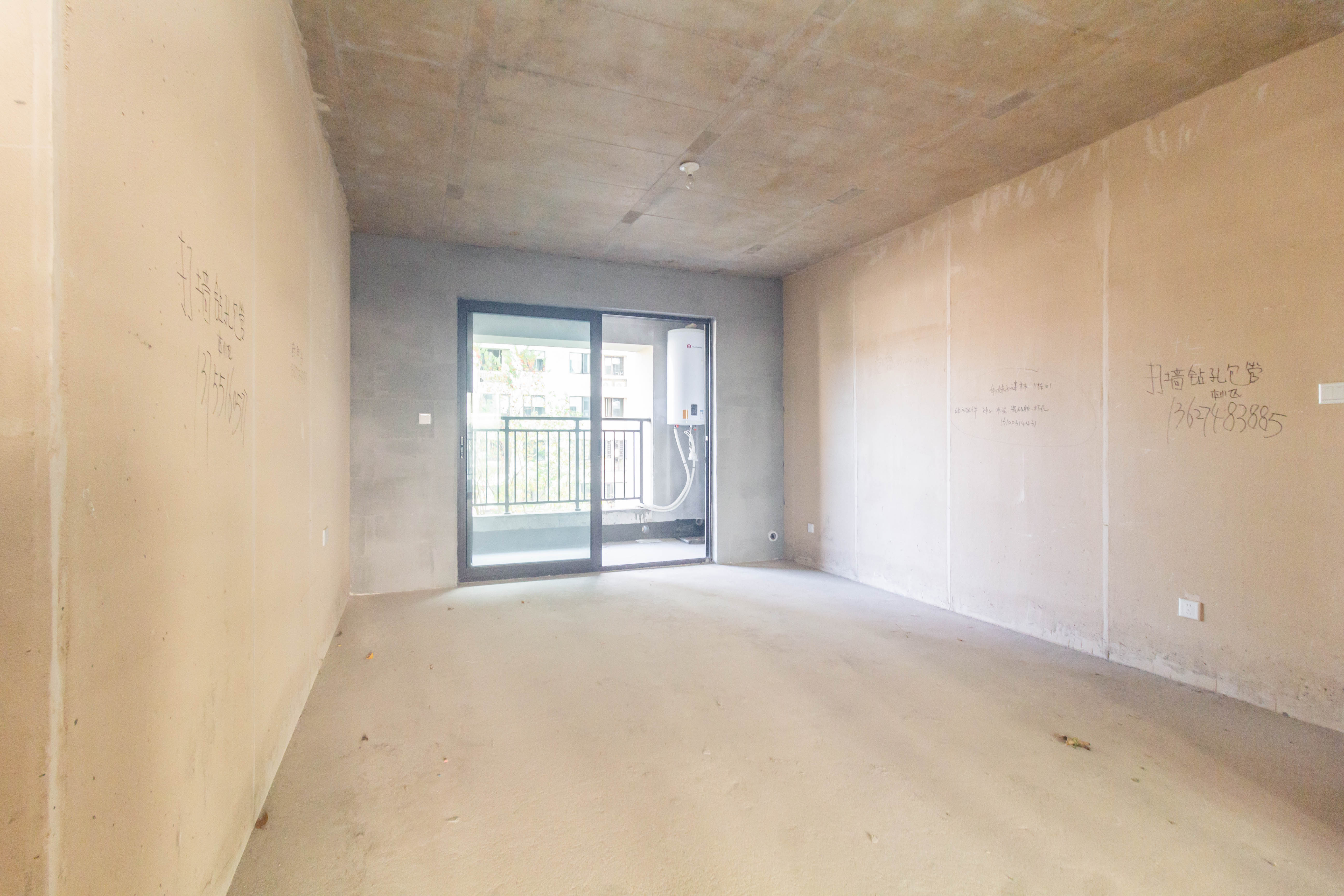 新城恒伟汇隽风华  4室2厅2卫    85.0万客厅