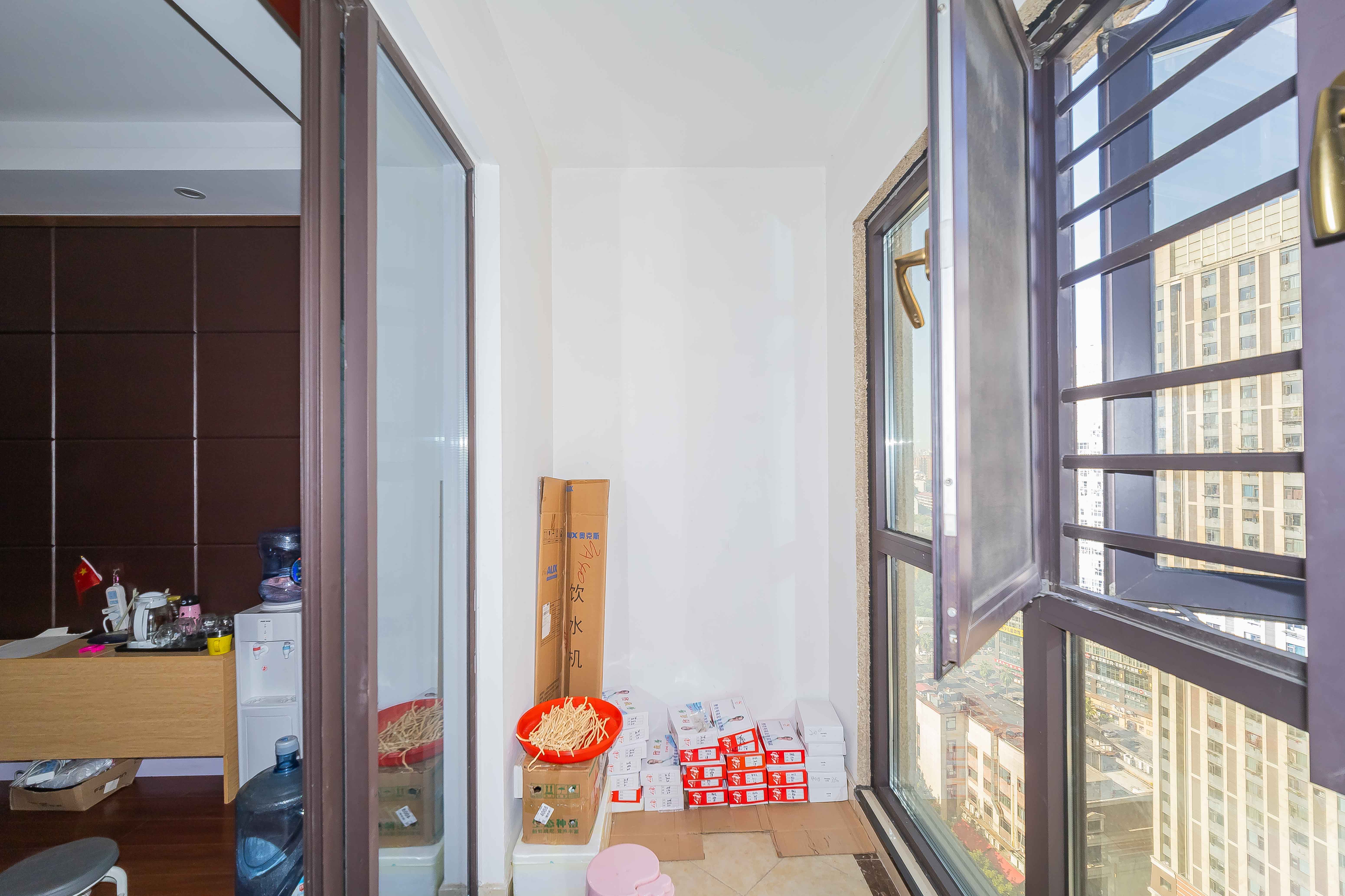 五江天街北区  4室2厅2卫   120.00万阳台