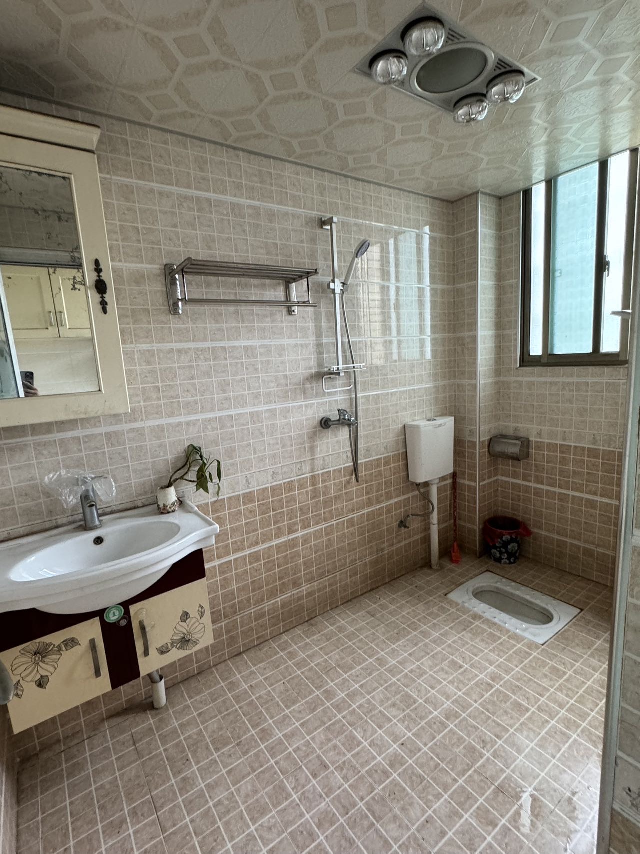 山水绿城  4室2厅2卫    1500.0元/月 山水绿城  4室2厅2卫    1500.0元/月室内图