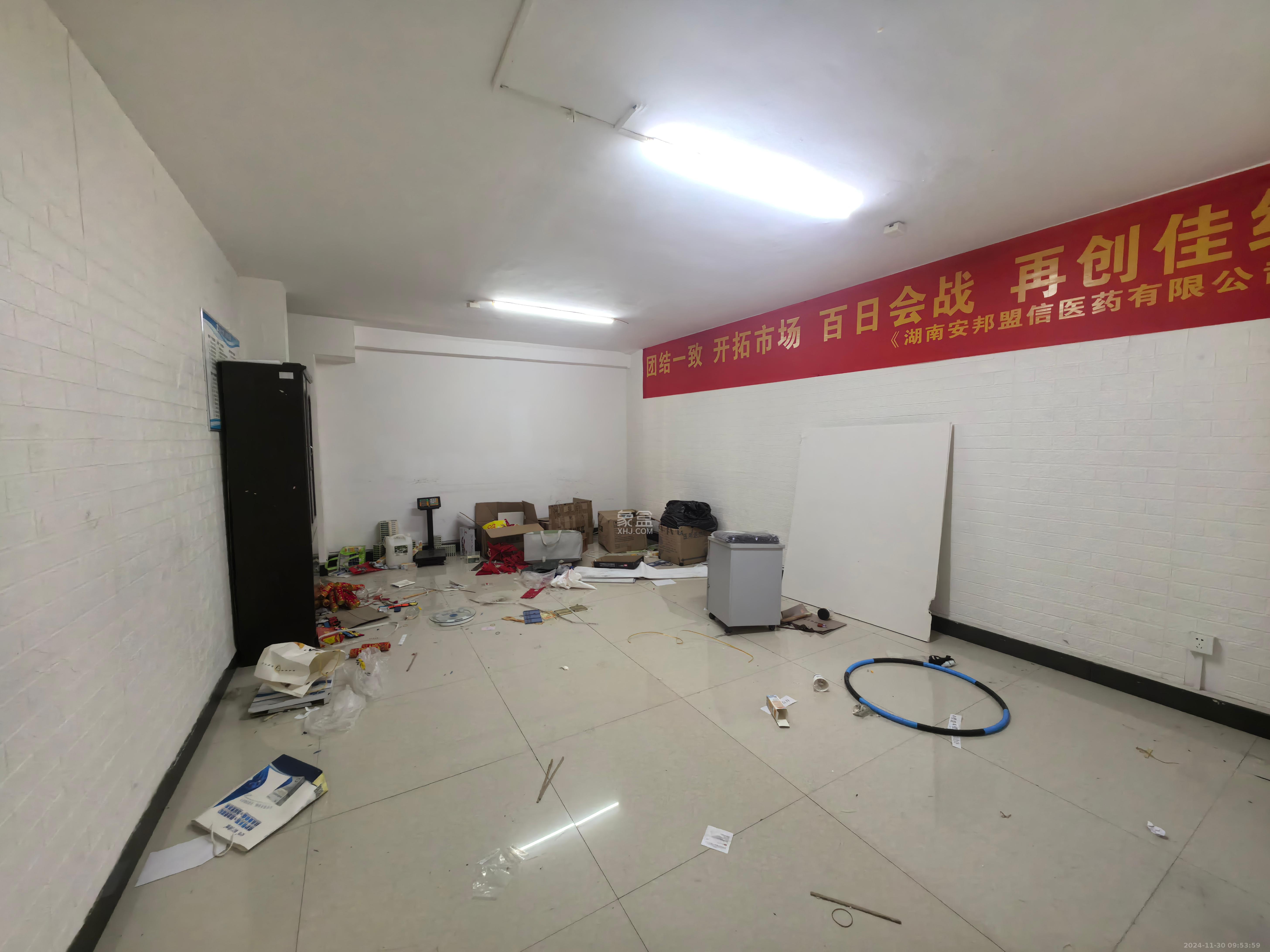 新时代广场  1室2厅1卫    9600.0元/月 新时代广场  1室2厅1卫    9600.0元/月室内图