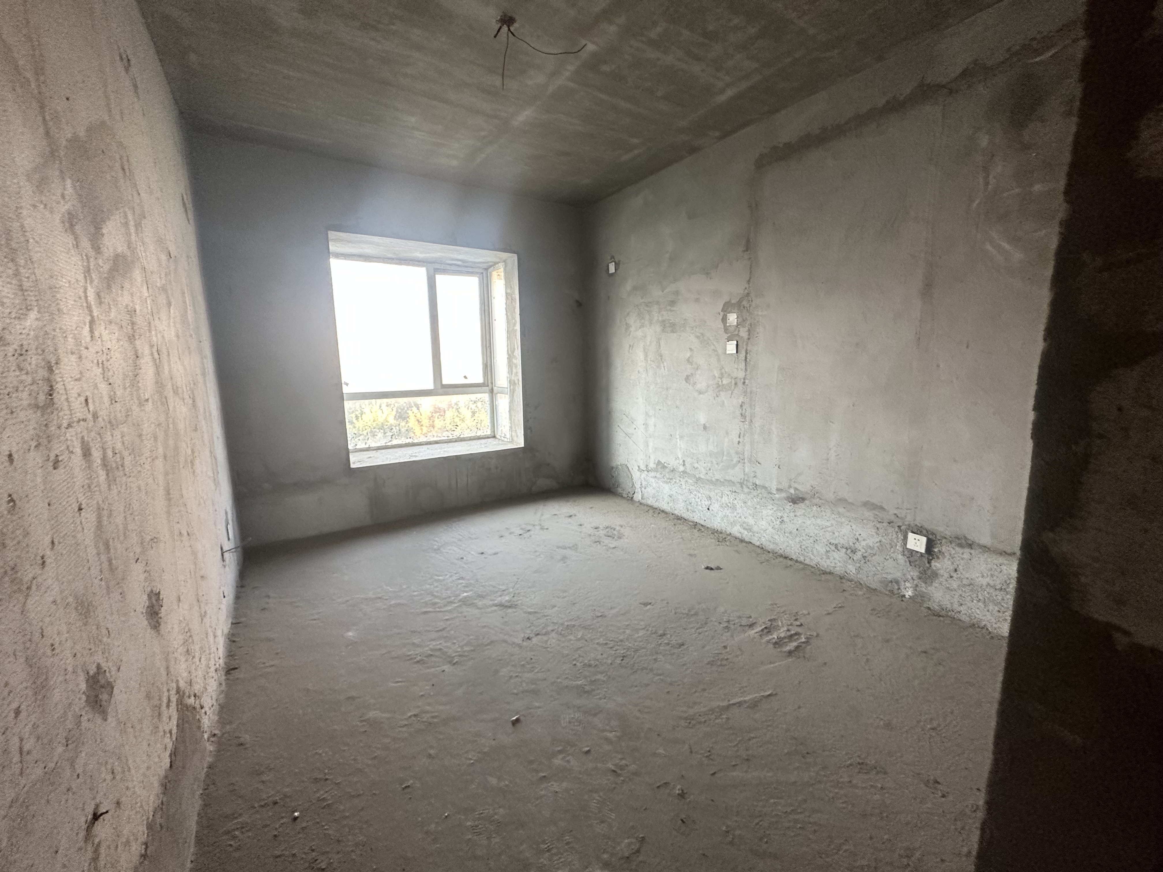 建设鑫苑  4室2厅2卫   95.00万客厅