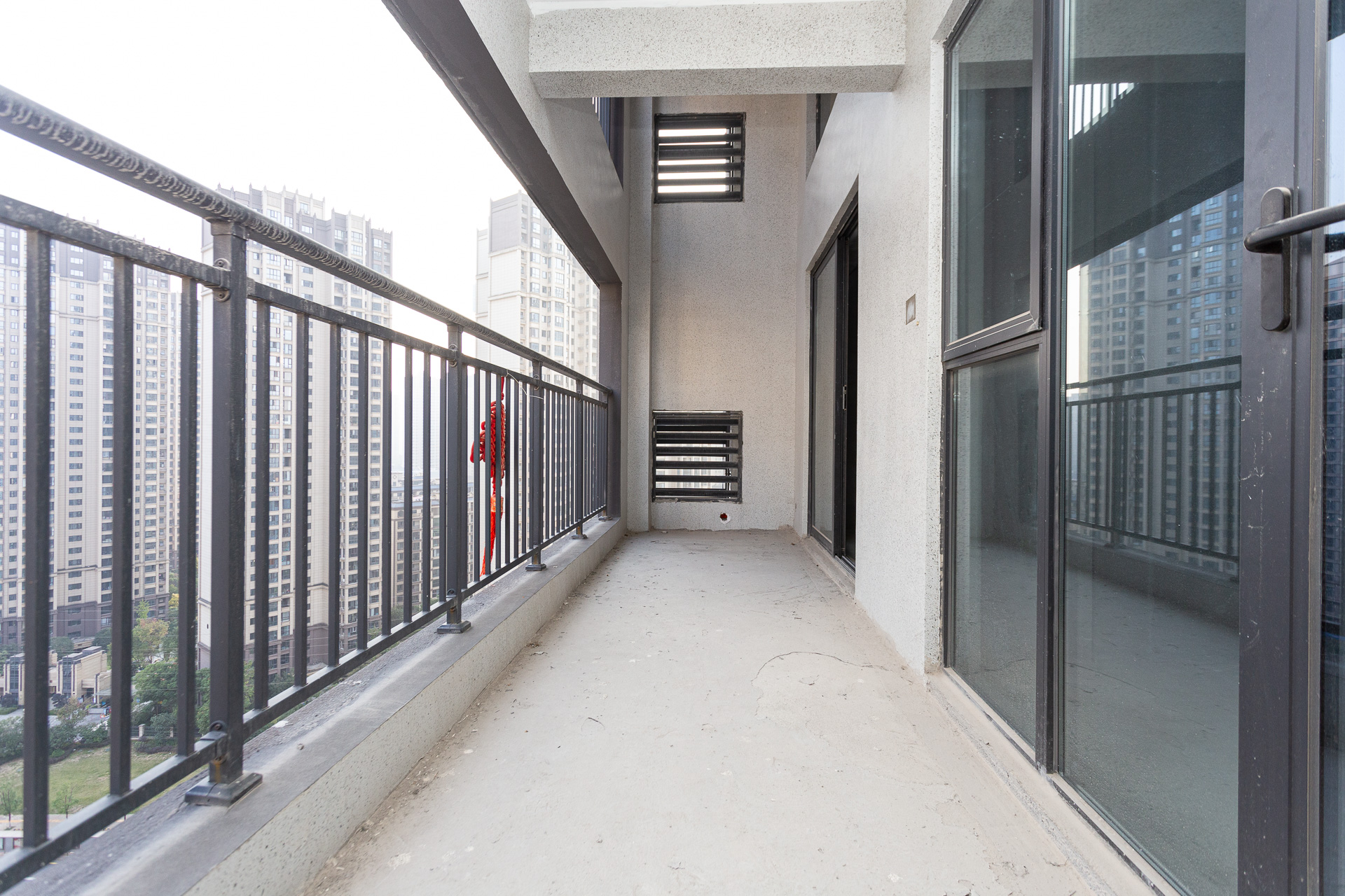 越秀湘江星汇城二期 4室2厅3卫 110.0万 越秀湘江星汇城二期 4室2厅3卫 110.0万阳台