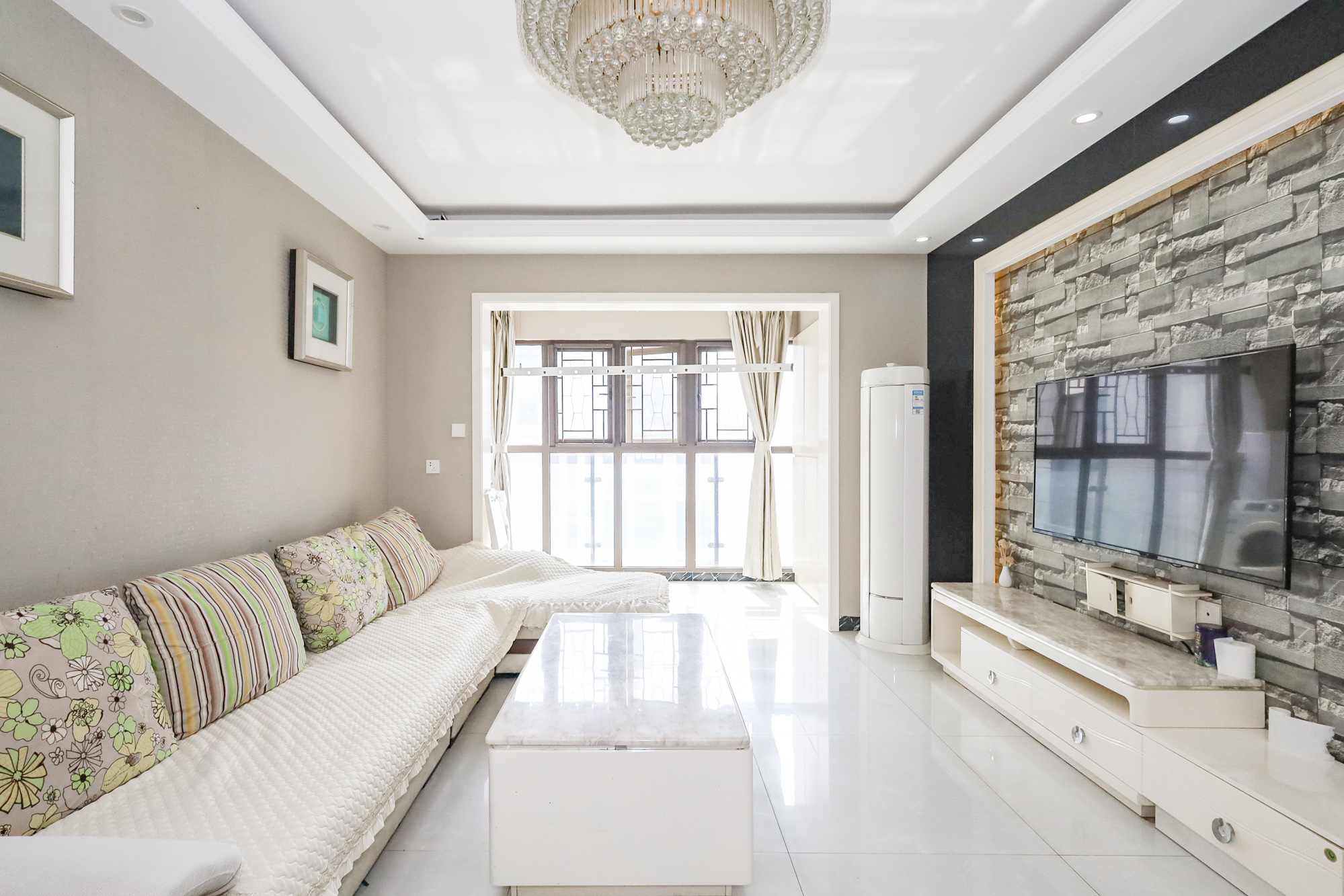 南山雍江汇(滨江国际新城)  3室2厅1卫    130.0万 南山雍江汇(滨江国际新城)  3室2厅1卫    130.0万客厅