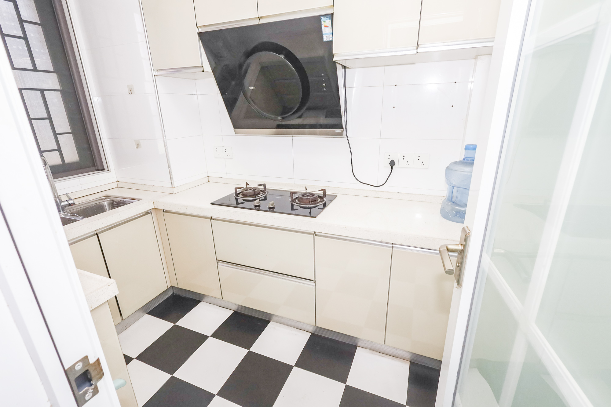 南山雍江汇(滨江国际新城)  3室2厅1卫    130.0万 南山雍江汇(滨江国际新城)  3室2厅1卫    130.0万厨房