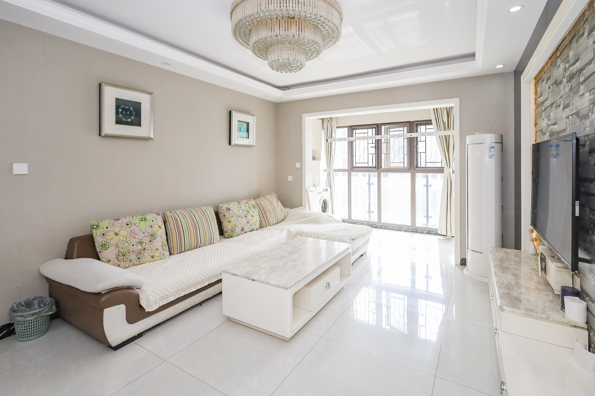 南山雍江汇(滨江国际新城)  3室2厅1卫    130.0万 南山雍江汇(滨江国际新城)  3室2厅1卫    130.0万客厅