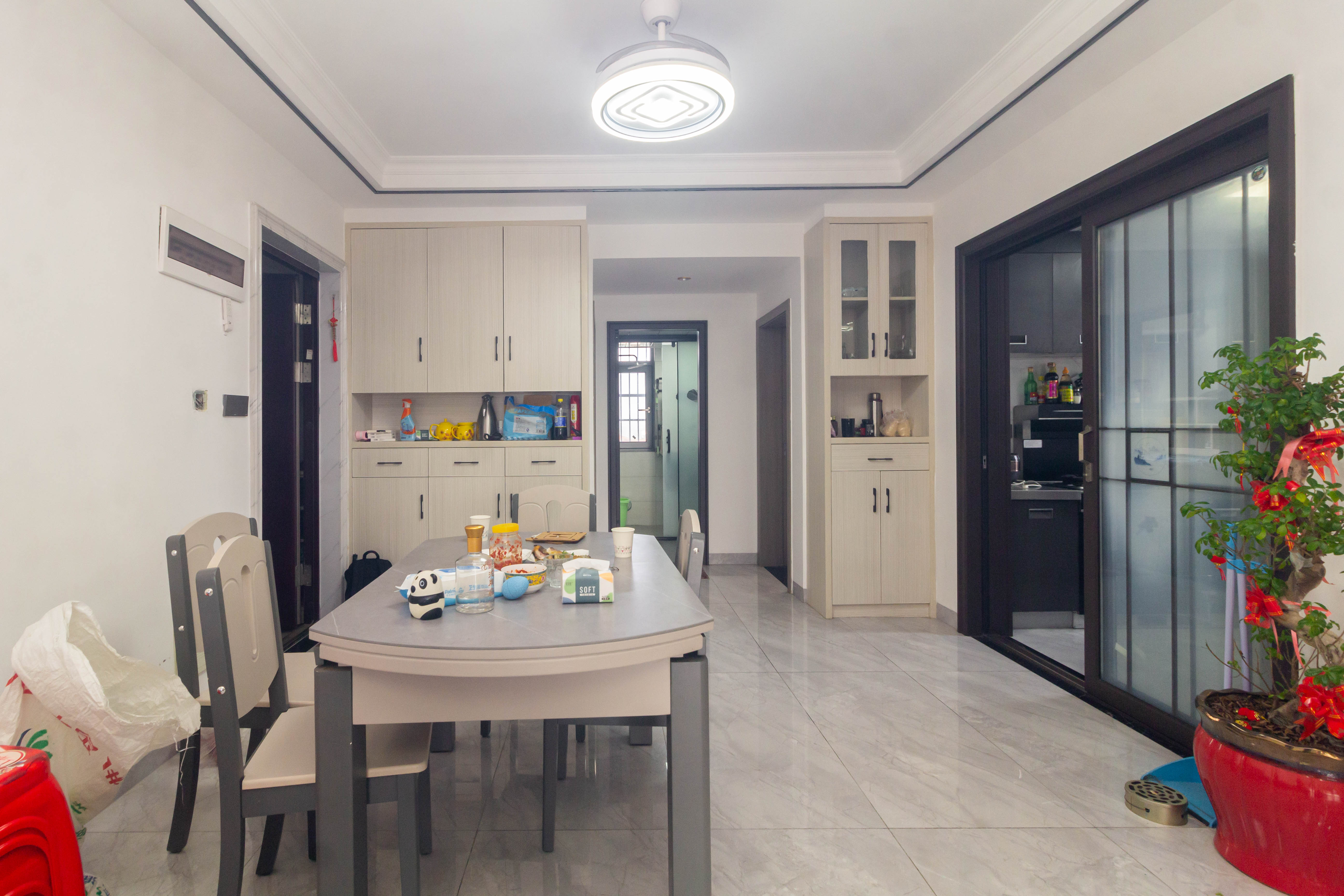 华远海蓝郡  3室2厅2卫    83.0万客厅