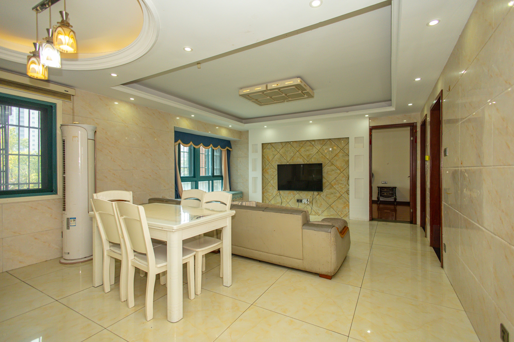 蝴蝶谷 4室2厅2卫 85.0万 蝴蝶谷 4室2厅2卫 85.0万客厅