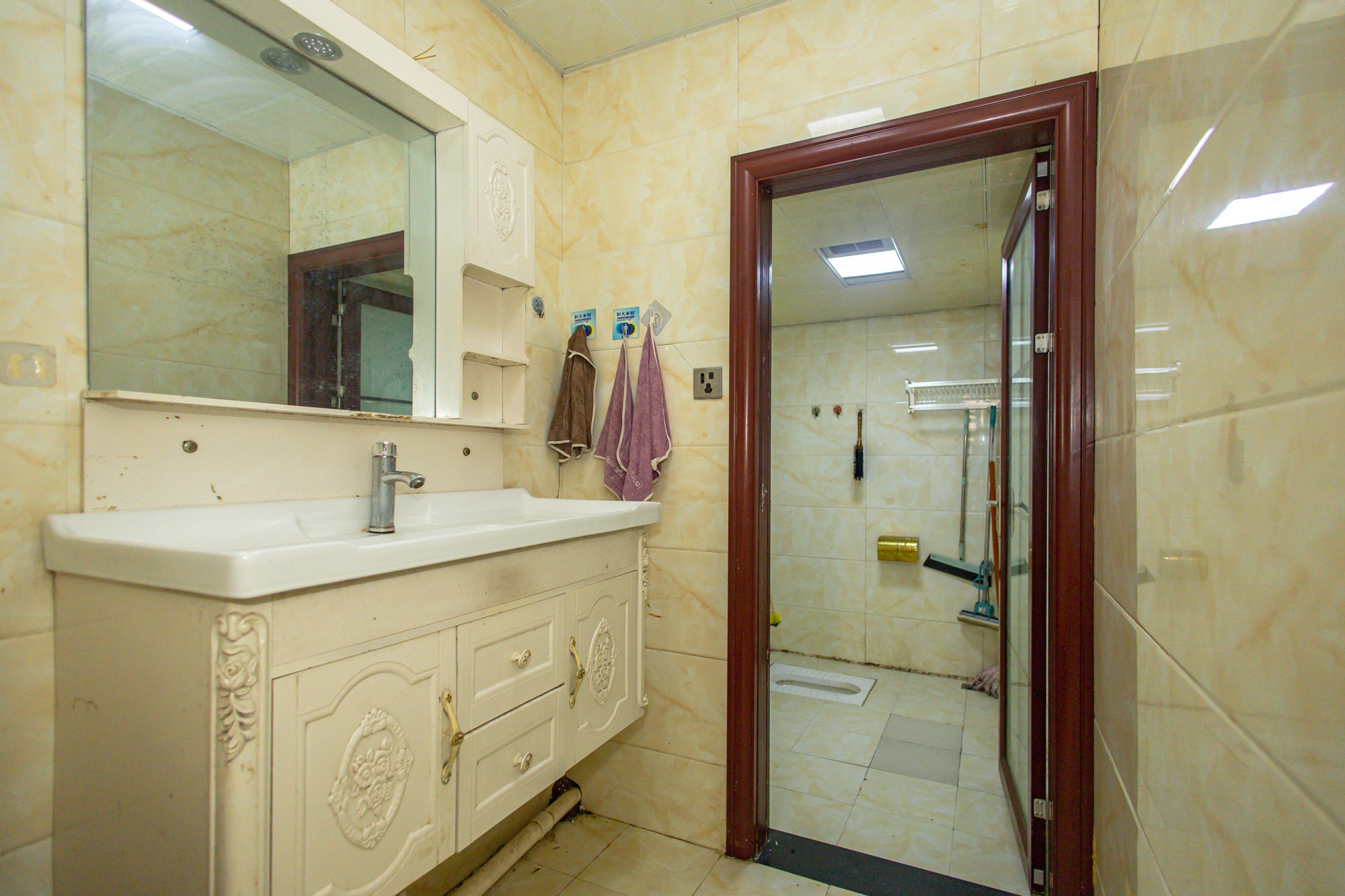 蝴蝶谷 4室2厅2卫 85.0万 蝴蝶谷 4室2厅2卫 85.0万卫生间