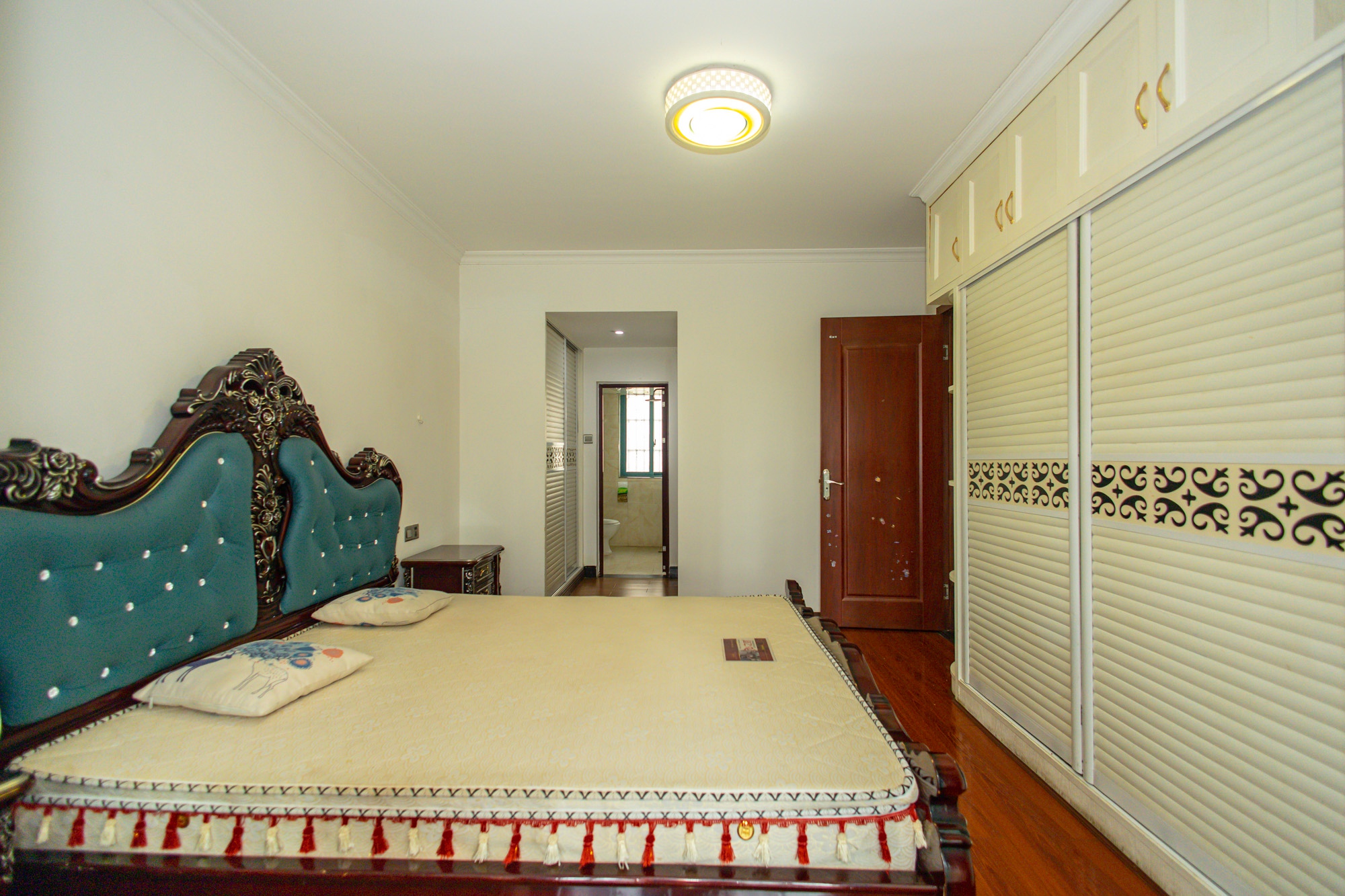 蝴蝶谷 4室2厅2卫 85.0万 蝴蝶谷 4室2厅2卫 85.0万卧室