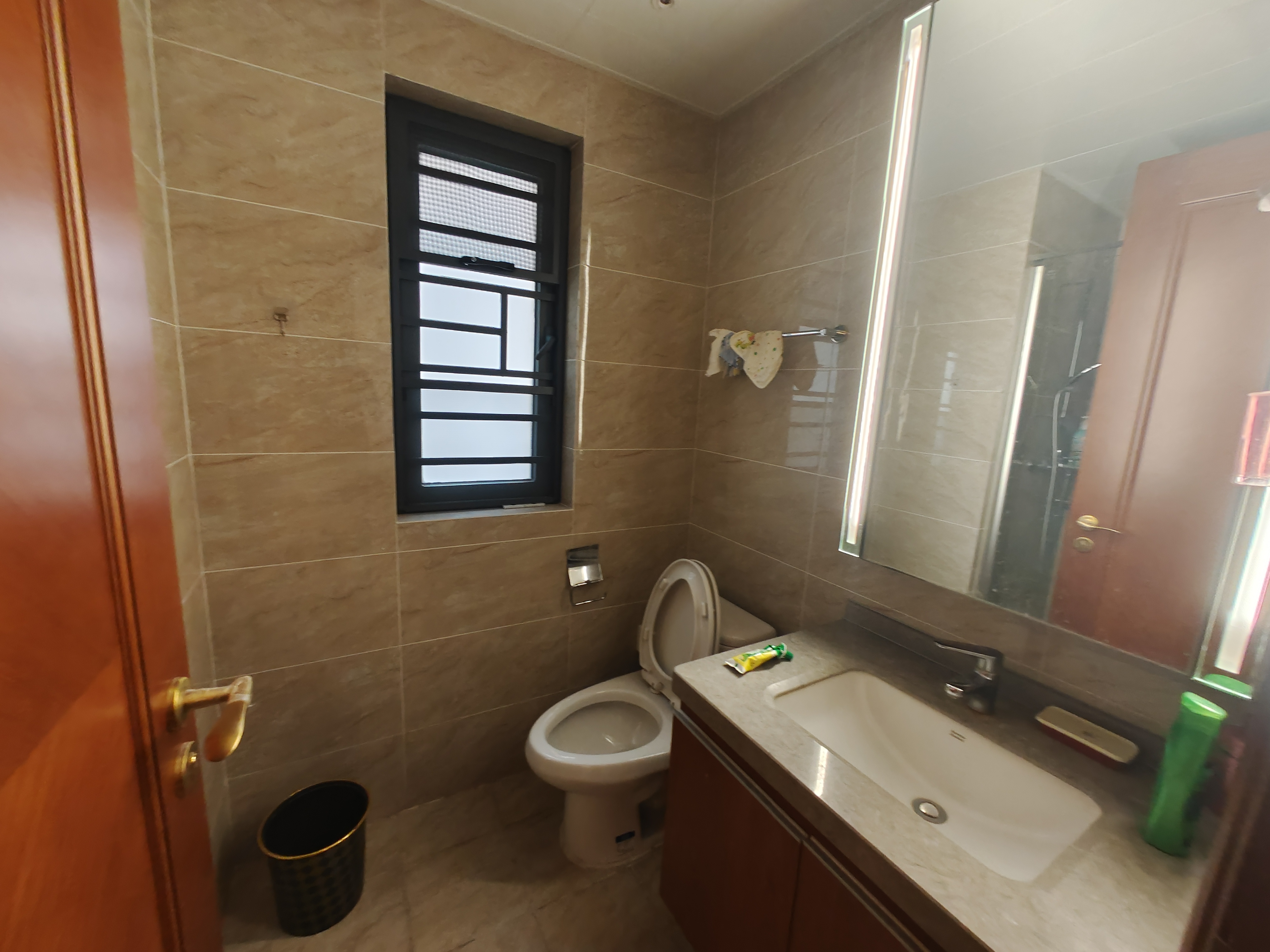 恒大华府  3室2厅2卫    150.0万 恒大华府  3室2厅2卫    150.0万室内图