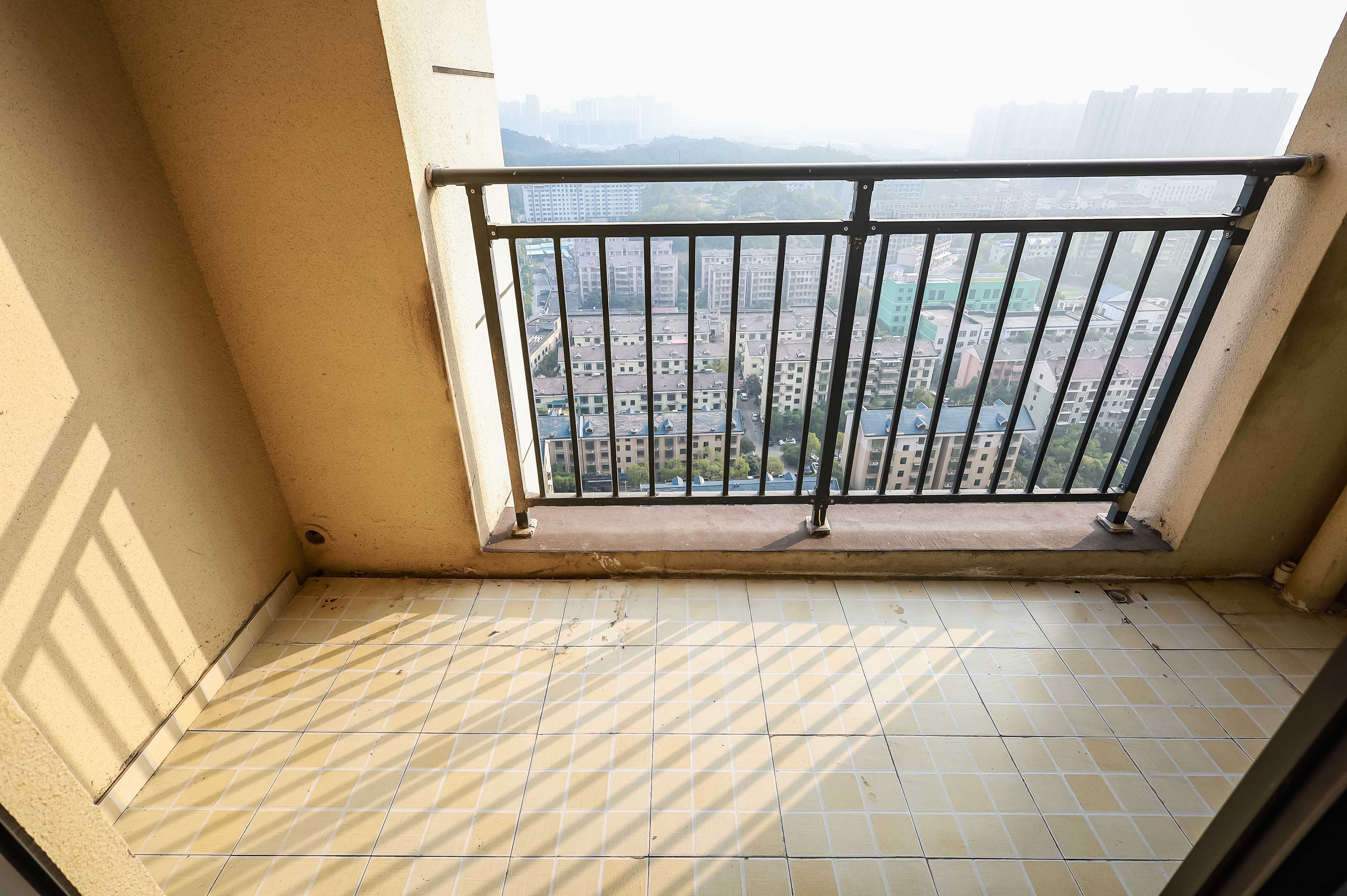 荣泰广场  3室2厅1卫   82.00万阳台