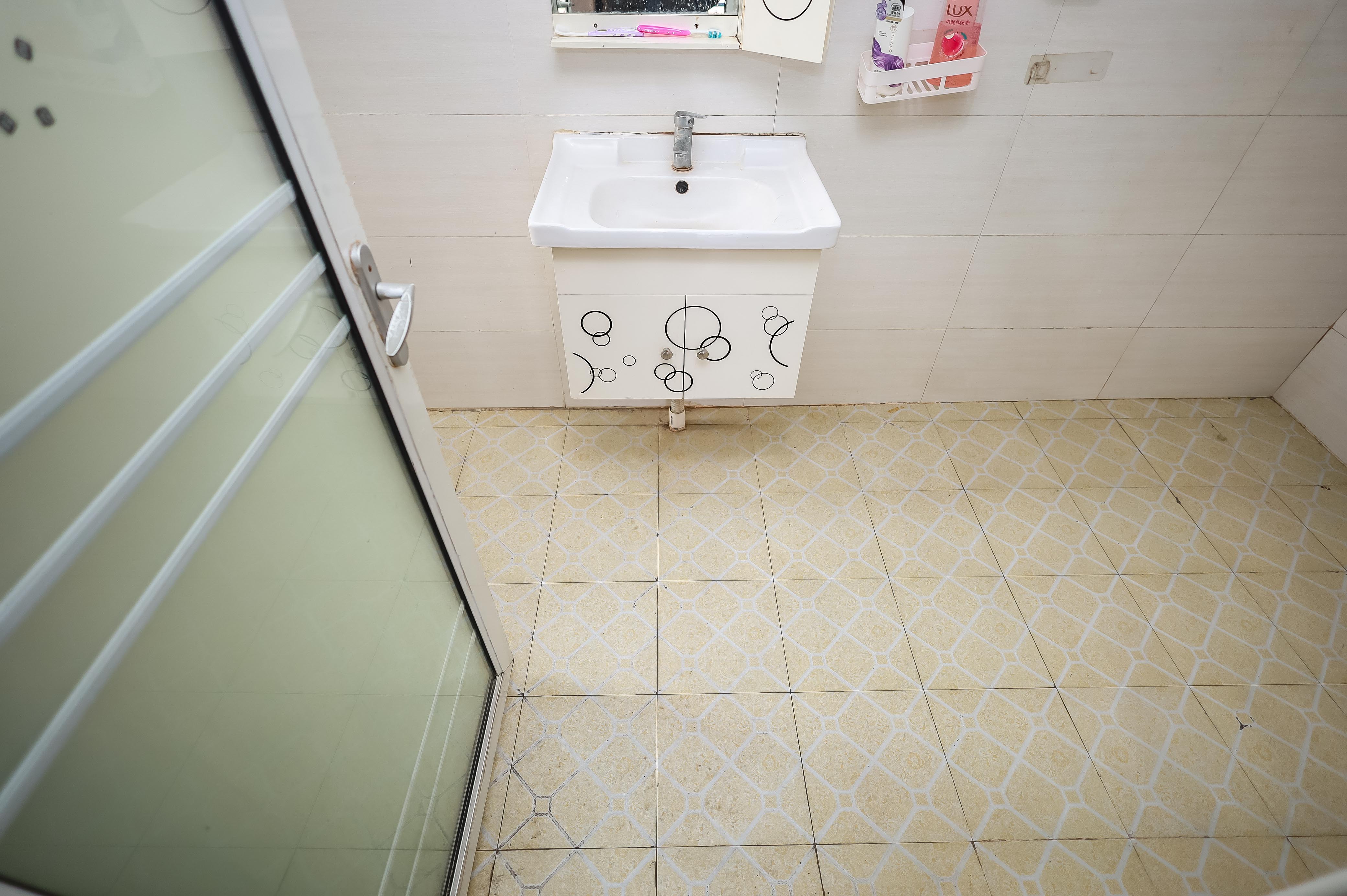 荣泰广场  3室1厅1卫   81.00万卫生间