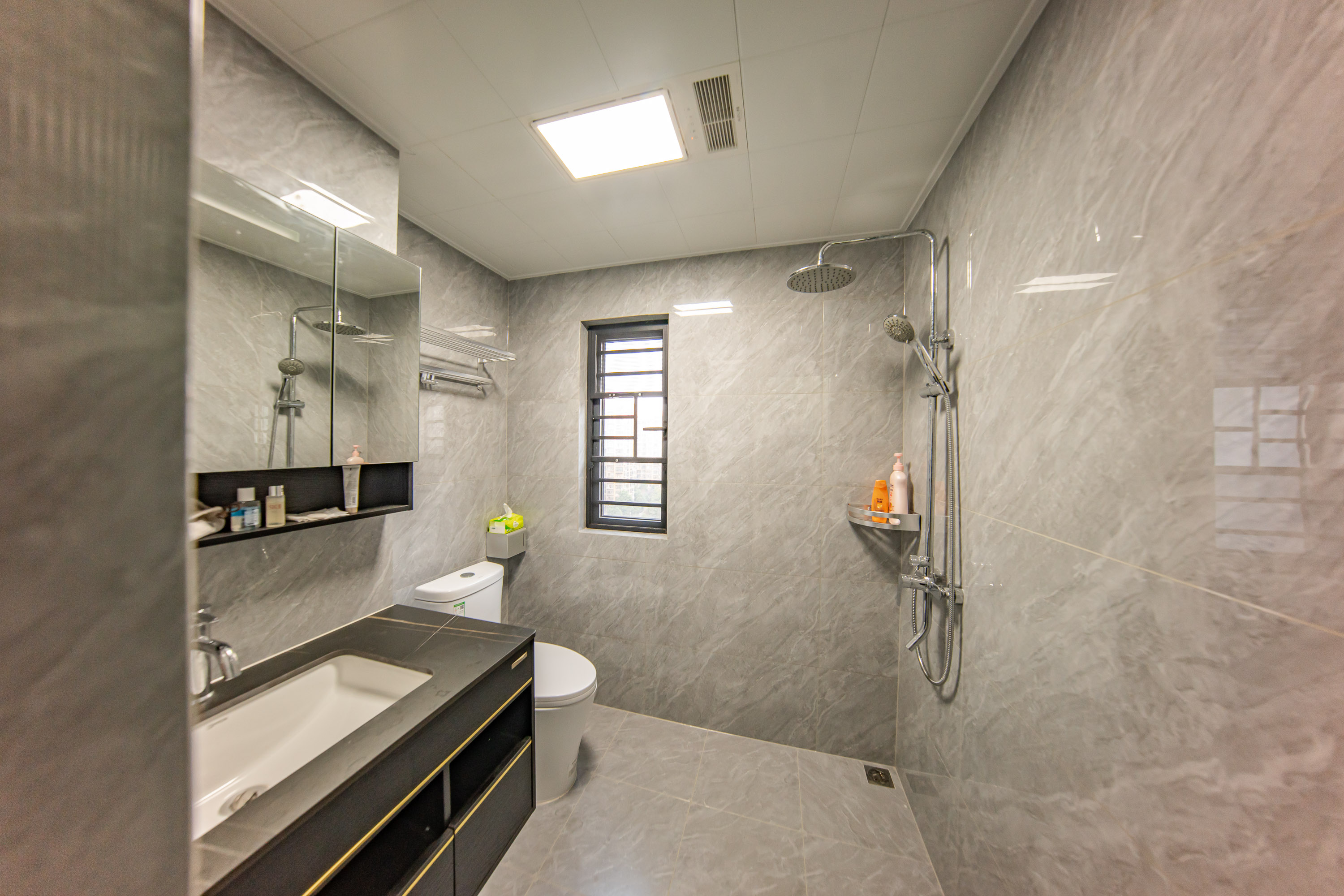 蔷薇国际 3室2厅2卫 92.0万 蔷薇国际 3室2厅2卫 92.0万卫生间