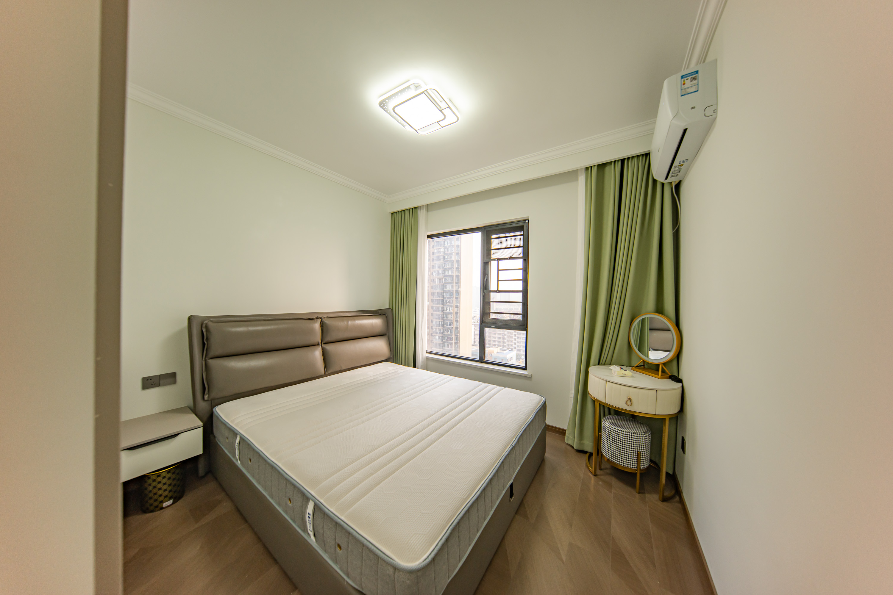 蔷薇国际 3室2厅2卫 92.0万 蔷薇国际 3室2厅2卫 92.0万卧室