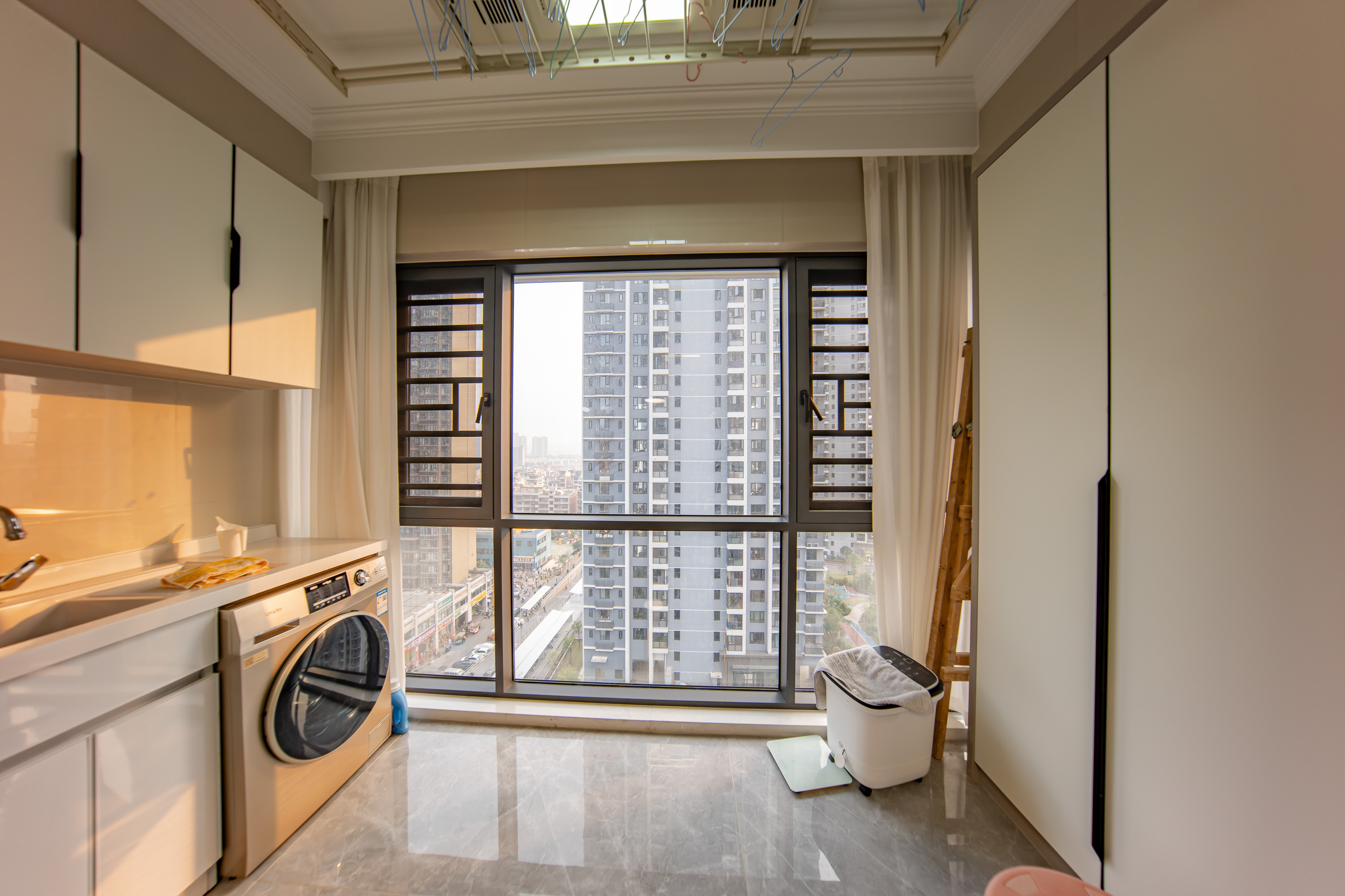 蔷薇国际 3室2厅2卫 92.0万 蔷薇国际 3室2厅2卫 92.0万阳台