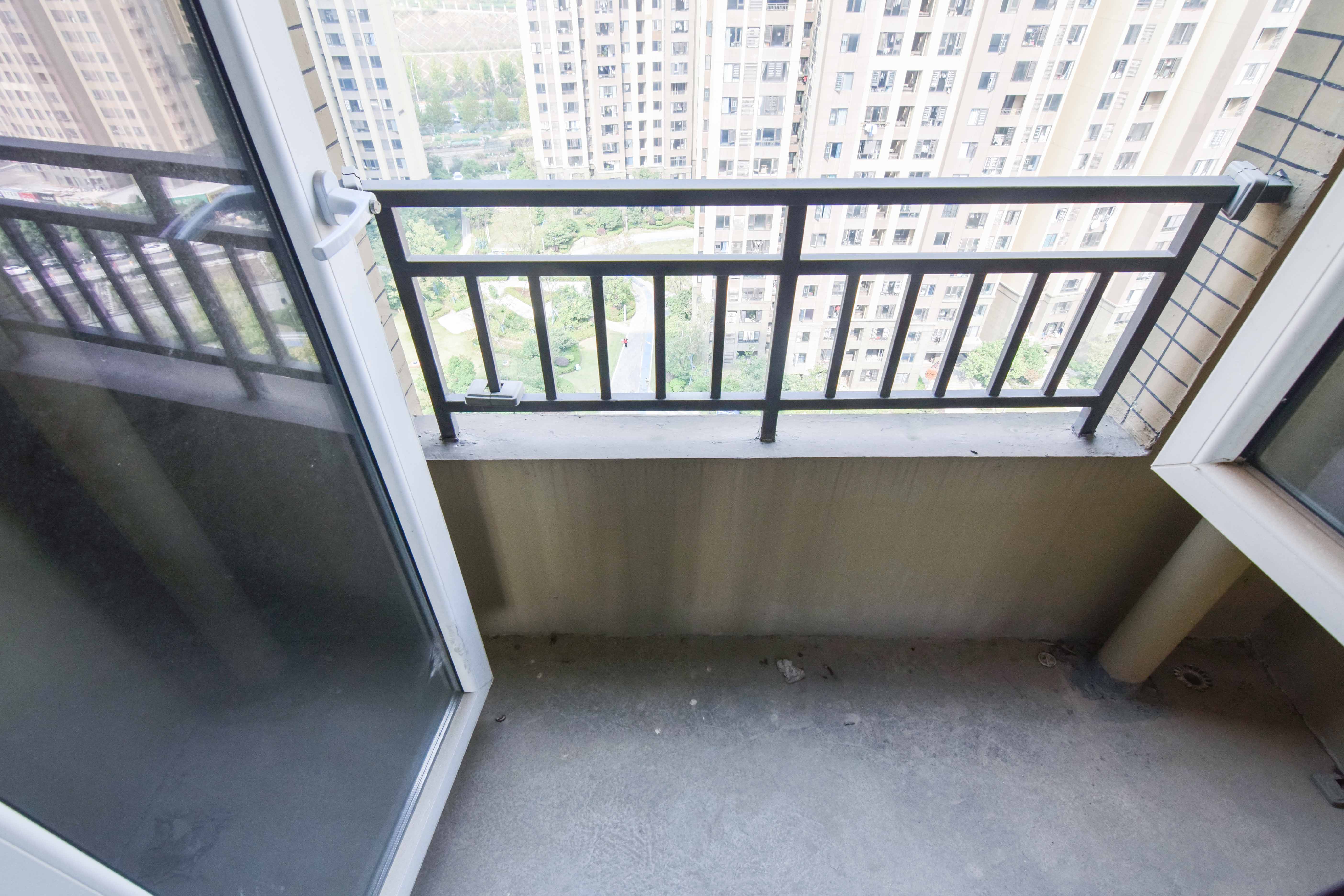 金地三千府(金地湖山樾、金地自在城)  3室2厅1卫   56.00万 金地三千府(金地湖山樾、金地自在城)  3室2厅1卫   56.00万阳台