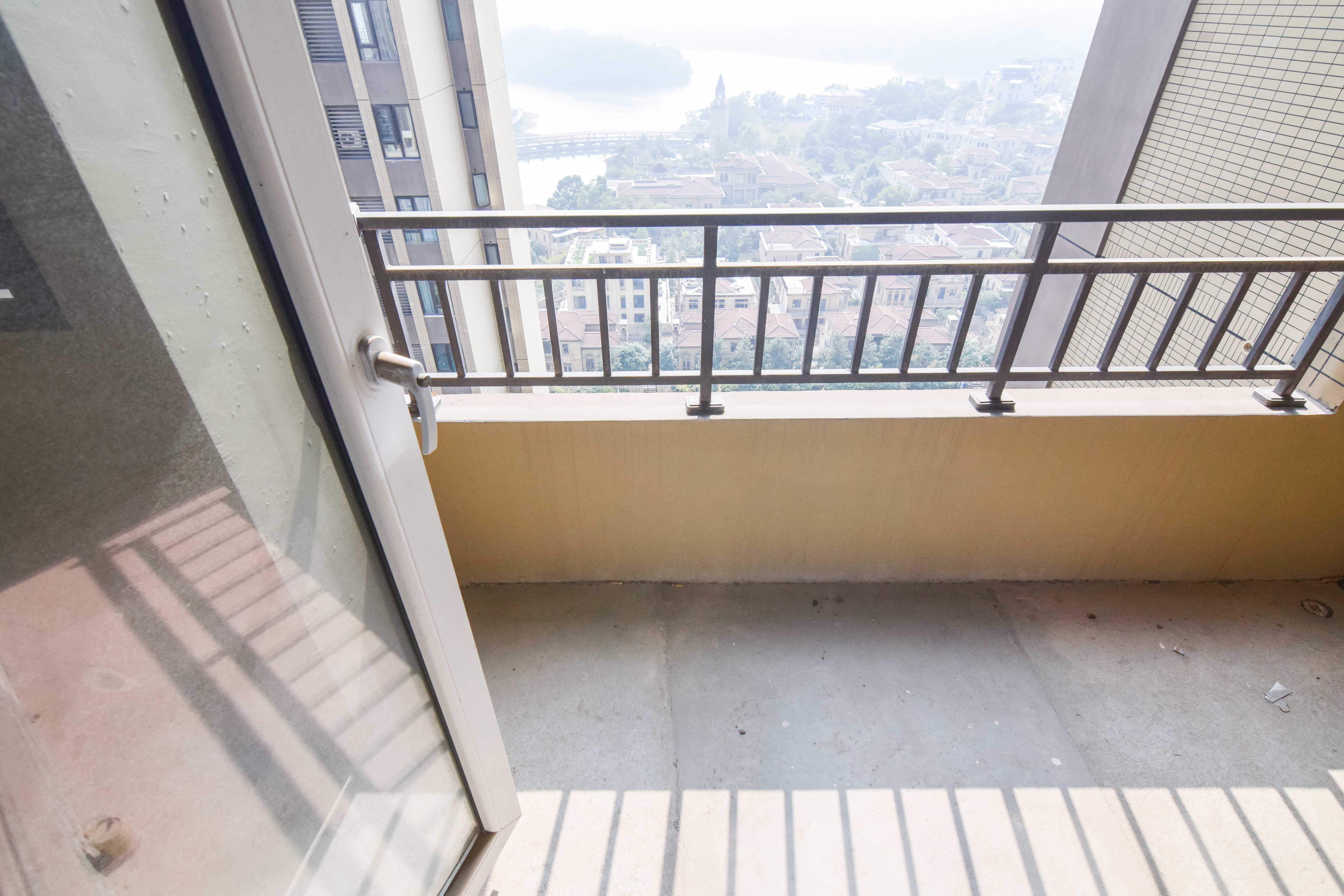 金地三千府(金地湖山樾、金地自在城)  3室2厅1卫   56.00万 金地三千府(金地湖山樾、金地自在城)  3室2厅1卫   56.00万阳台