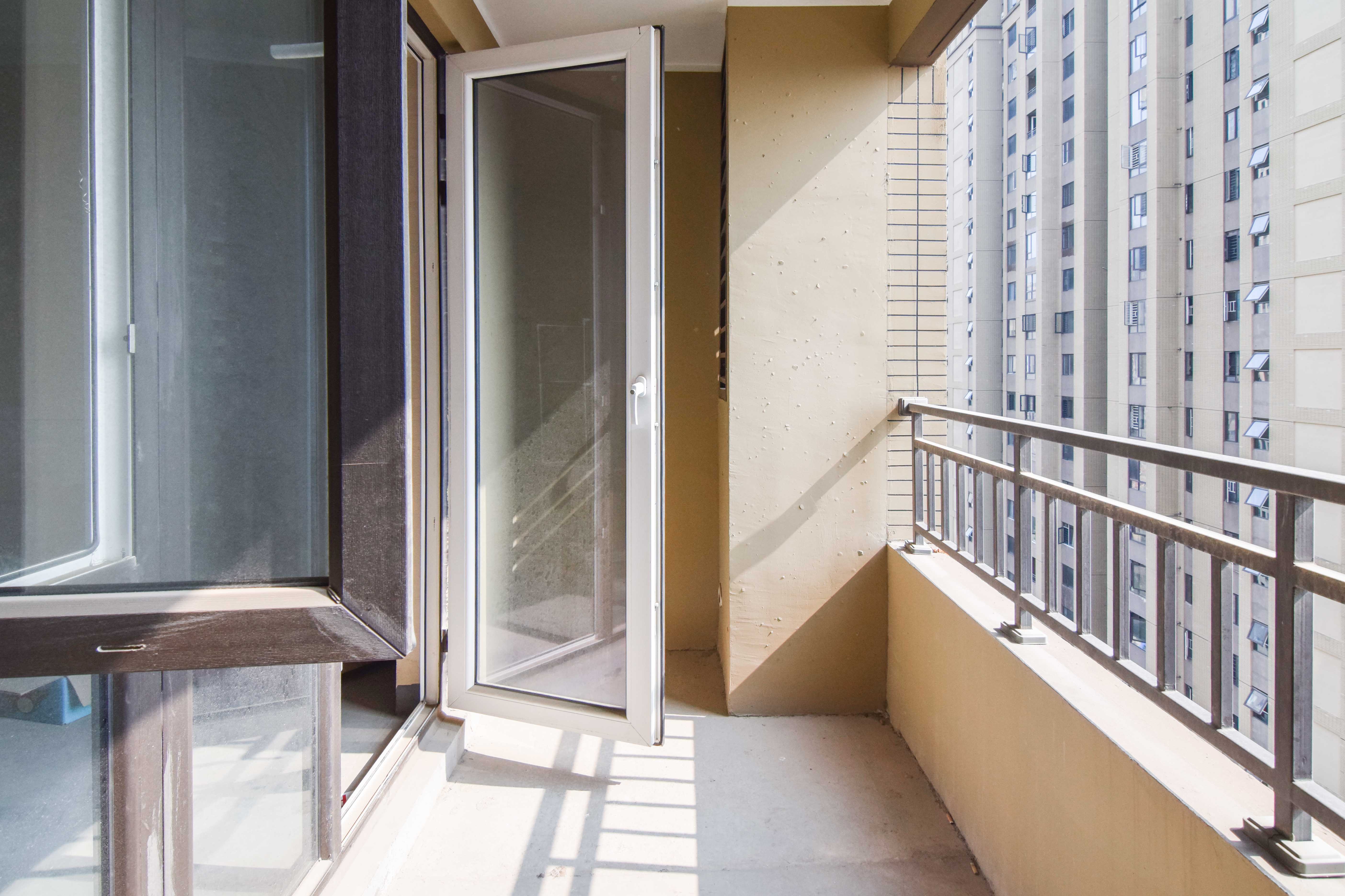 金地三千府(金地湖山樾、金地自在城)  3室2厅1卫   56.00万 金地三千府(金地湖山樾、金地自在城)  3室2厅1卫   56.00万阳台