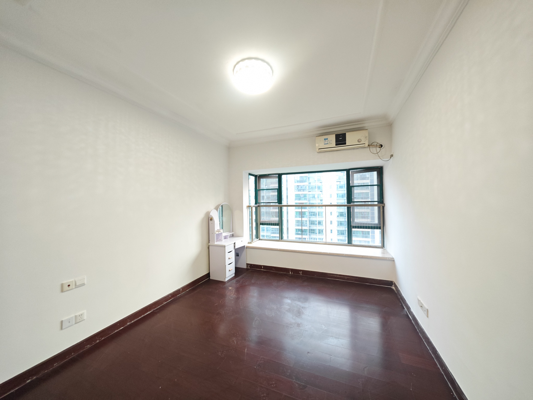 恒大城  2室2厅1卫    63.0万 恒大城  2室2厅1卫    63.0万卧室