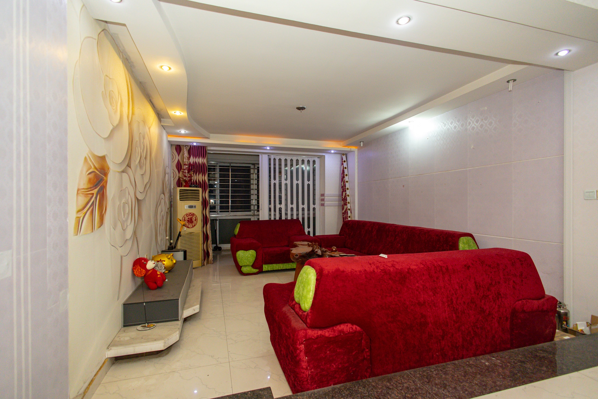 山水人家一二期 4室2厅2卫 95.0万 山水人家一二期 4室2厅2卫 95.0万客厅